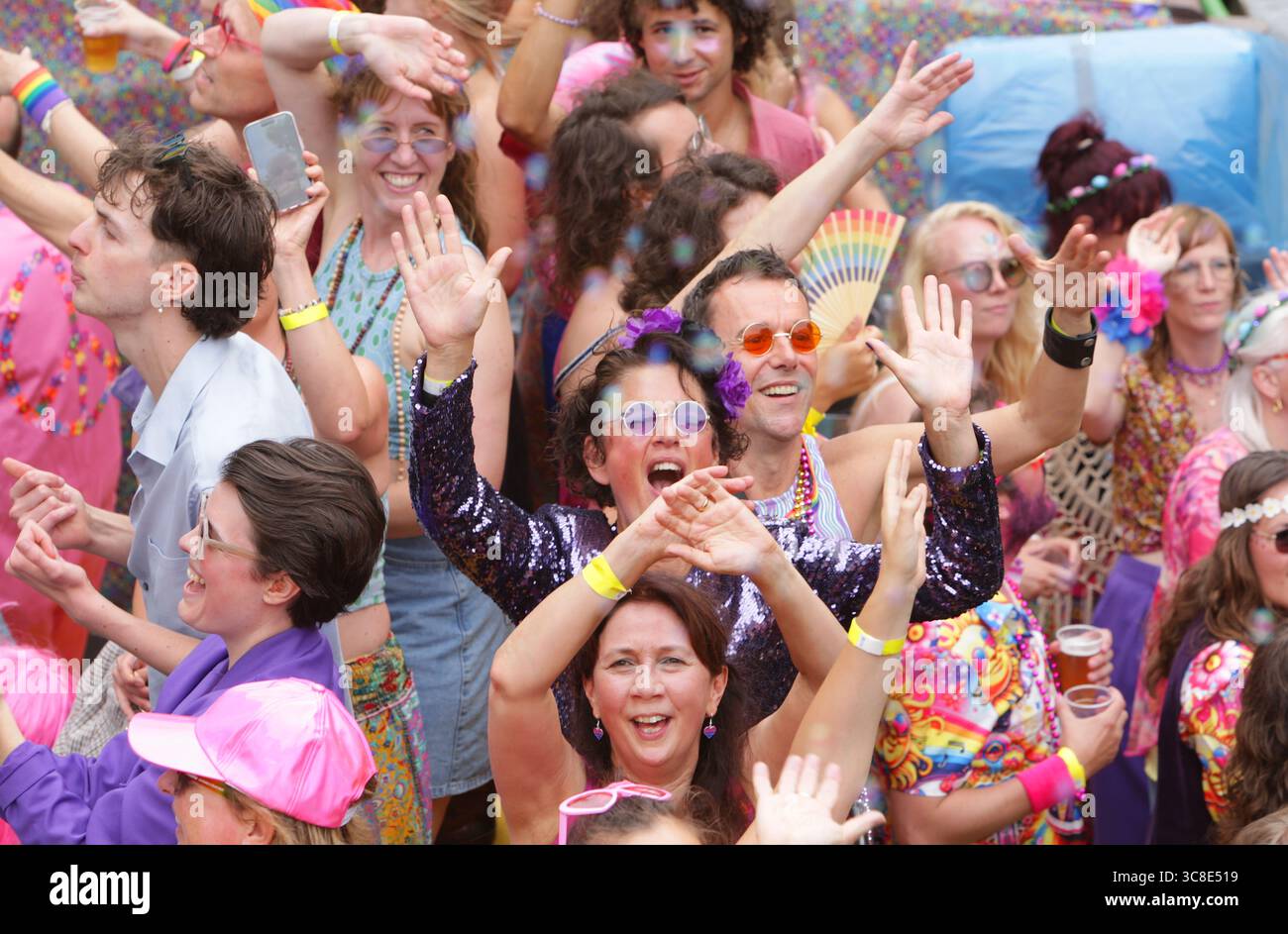 Fêtards on the Boat célèbre le canal Parade LGBTQIA+ sur le canal Prinsengracht avec le thème de cette année 'LOVE' lors de la Gay Pride Amsterdam sur Augu Banque D'Images