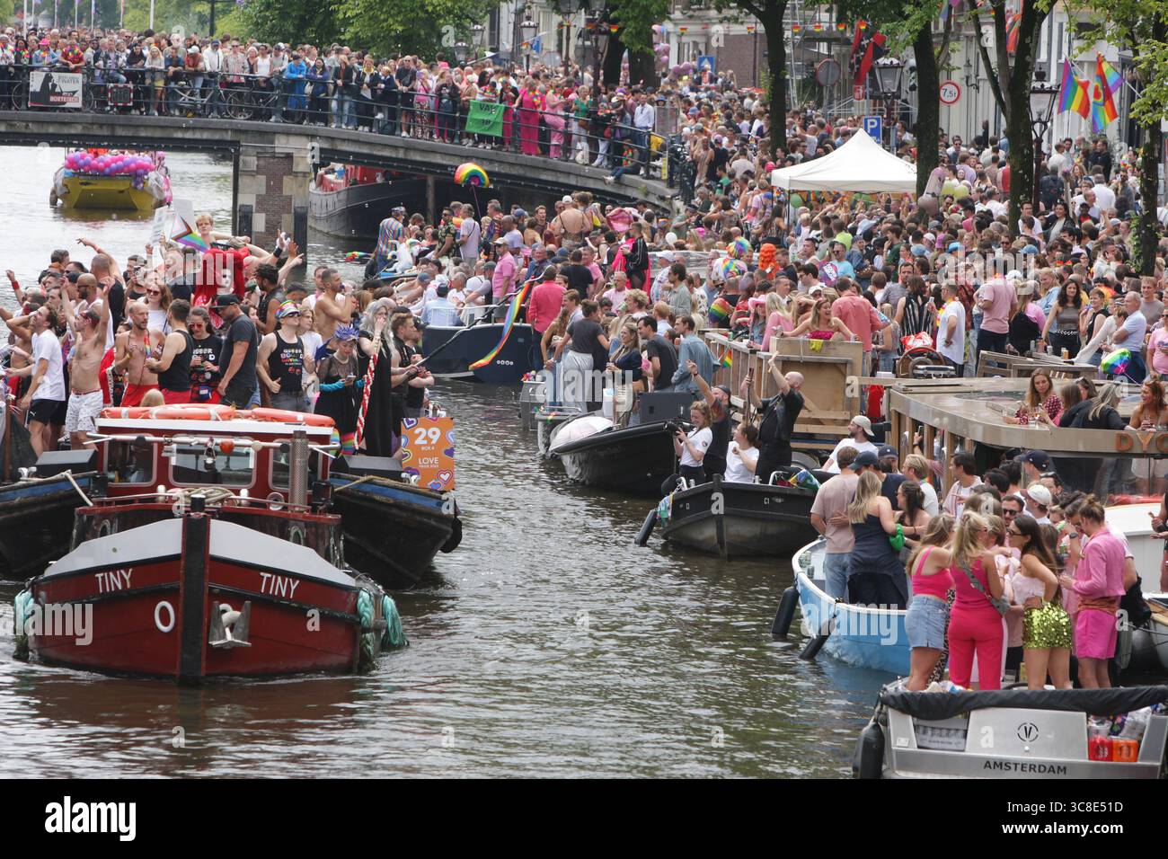 Fêtards on the Boat célèbre le canal Parade LGBTQIA+ sur le canal Prinsengracht avec le thème de cette année 'LOVE' lors de la Gay Pride Amsterdam sur Augu Banque D'Images