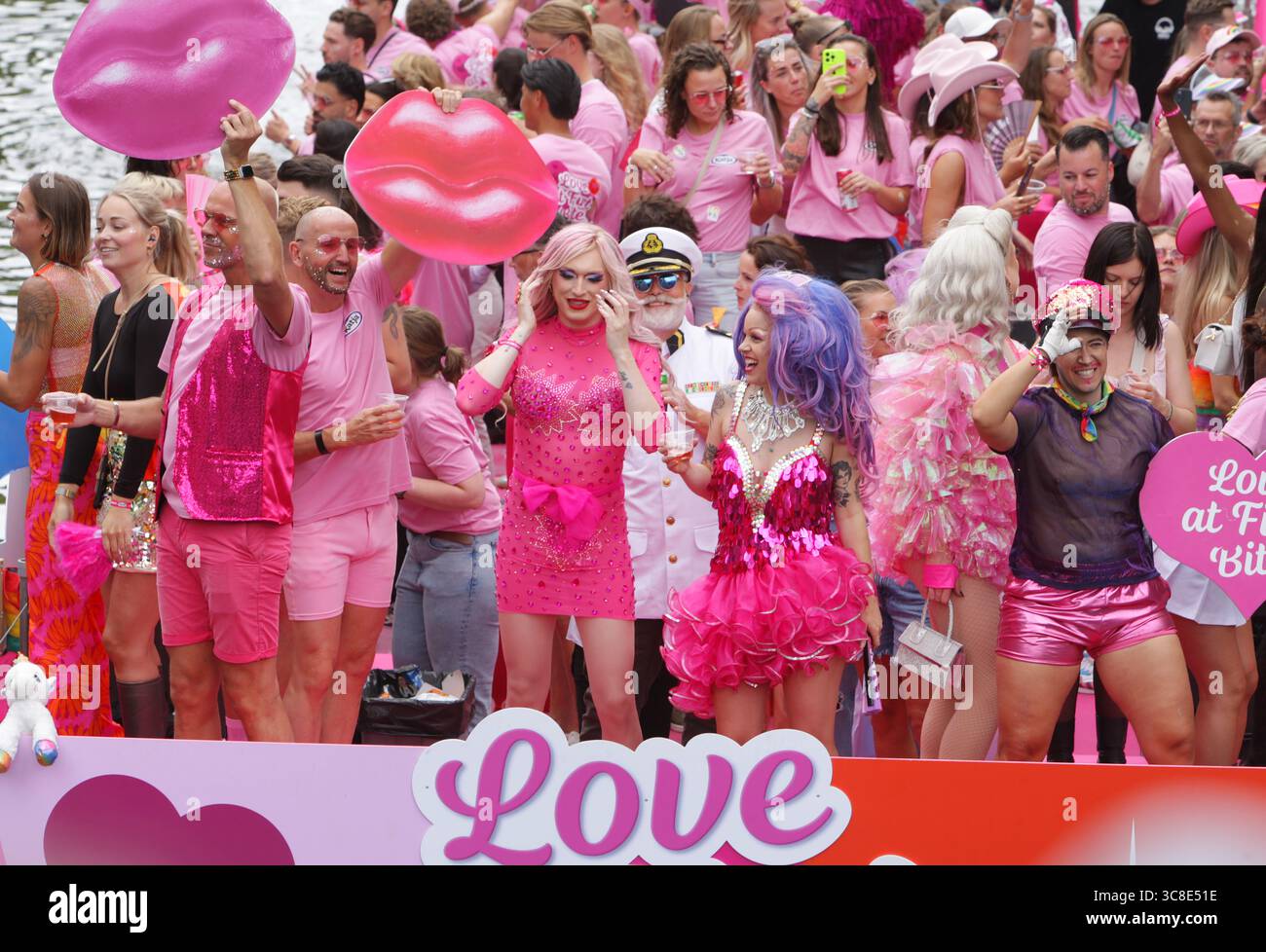 Fêtards on the Boat célèbre le canal Parade LGBTQIA+ sur le canal Prinsengracht avec le thème de cette année 'LOVE' lors de la Gay Pride Amsterdam sur Augu Banque D'Images