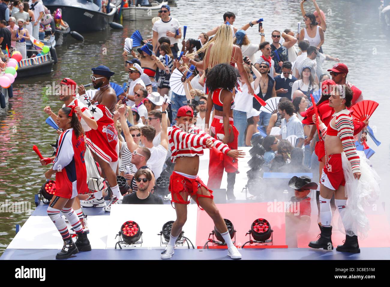 Fêtards on the Boat célèbre le canal Parade LGBTQIA+ sur le canal Prinsengracht avec le thème de cette année 'LOVE' lors de la Gay Pride Amsterdam sur Augu Banque D'Images