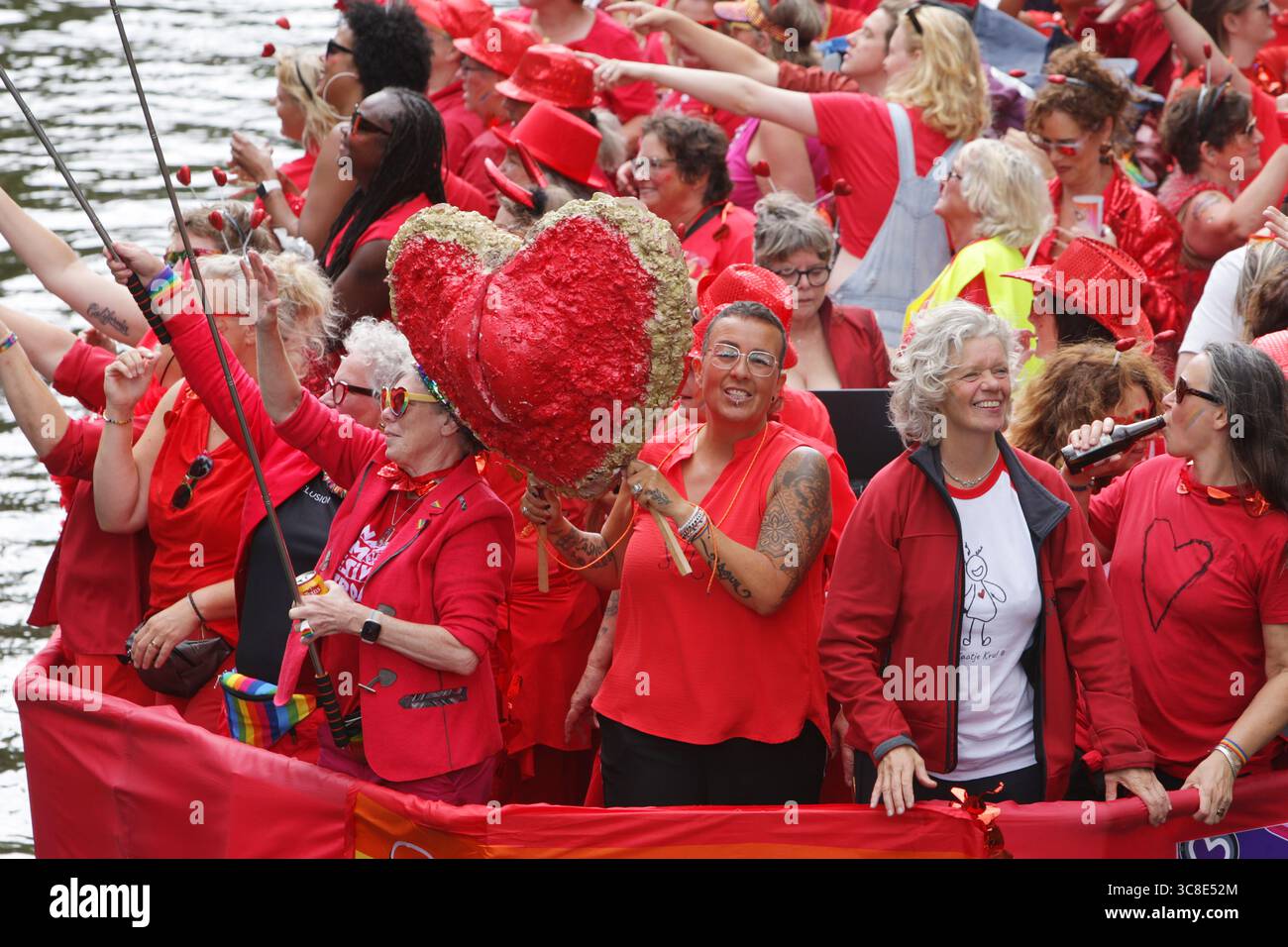 Fêtards on the Boat célèbre le canal Parade LGBTQIA+ sur le canal Prinsengracht avec le thème de cette année 'LOVE' lors de la Gay Pride Amsterdam sur Augu Banque D'Images