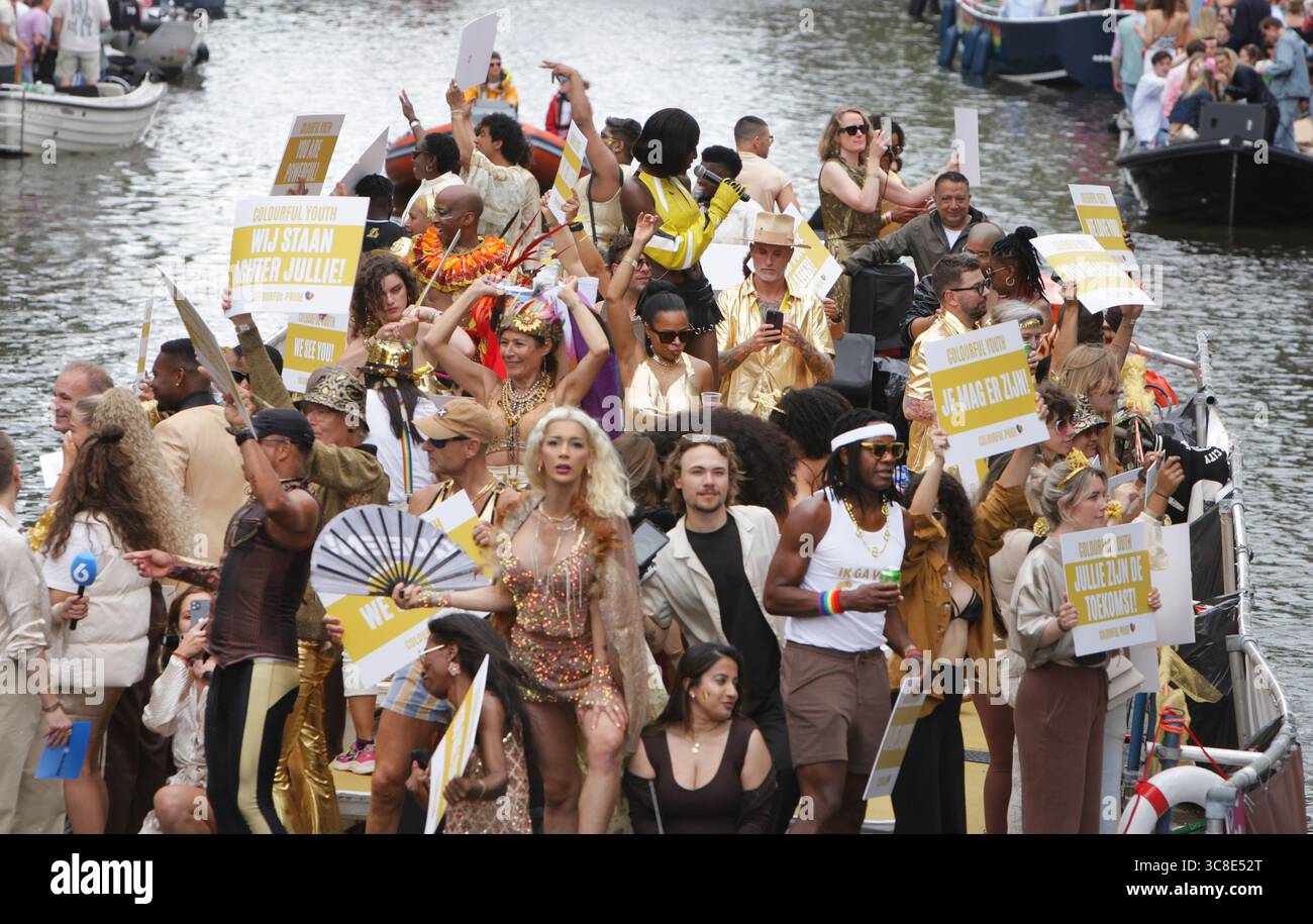 Fêtards on the Boat célèbre le canal Parade LGBTQIA+ sur le canal Prinsengracht avec le thème de cette année 'LOVE' lors de la Gay Pride Amsterdam sur Augu Banque D'Images
