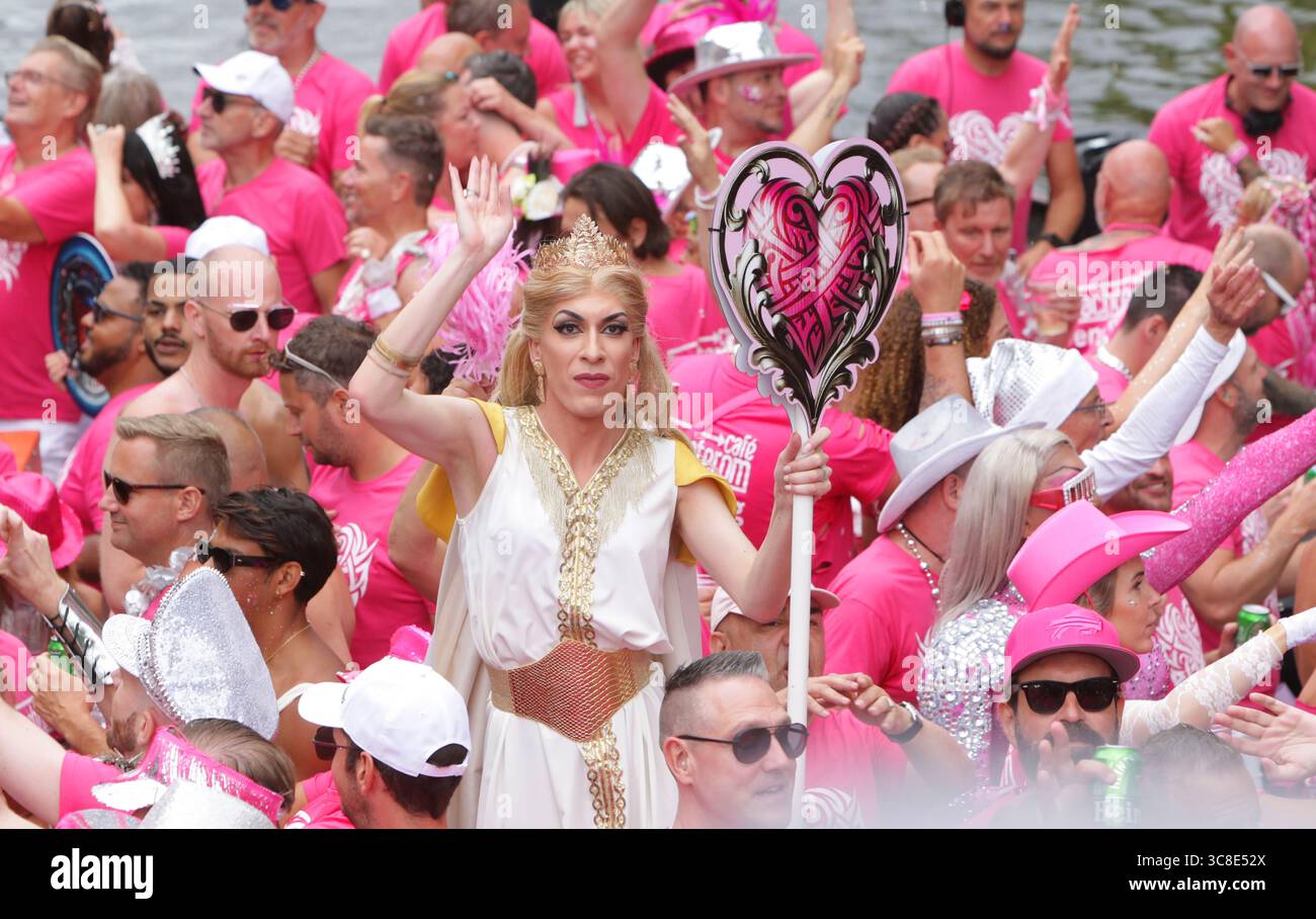 Fêtards on the Boat célèbre le canal Parade LGBTQIA+ sur le canal Prinsengracht avec le thème de cette année 'LOVE' lors de la Gay Pride Amsterdam sur Augu Banque D'Images
