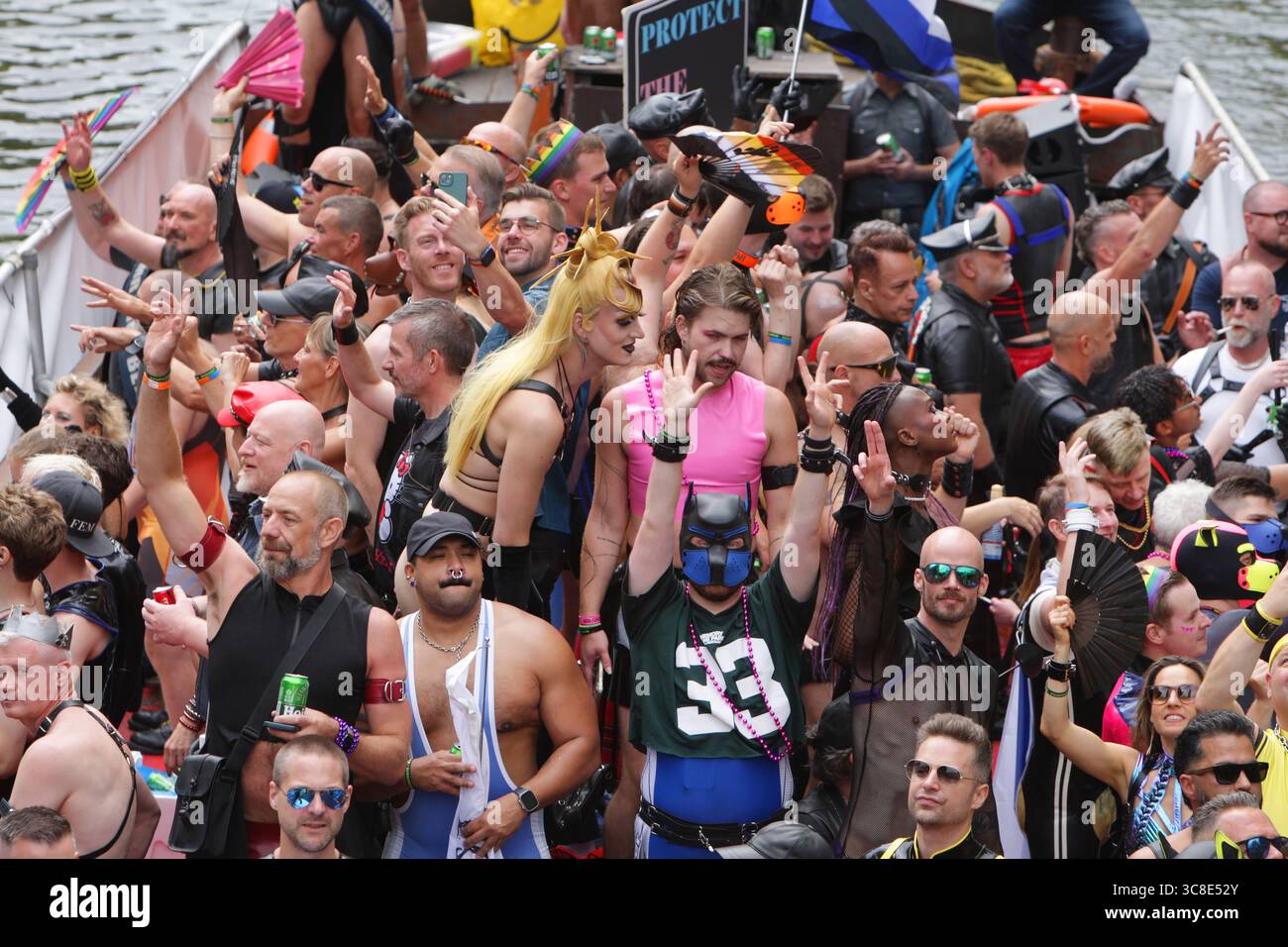 Fêtards on the Boat célèbre le canal Parade LGBTQIA+ sur le canal Prinsengracht avec le thème de cette année 'LOVE' lors de la Gay Pride Amsterdam sur Augu Banque D'Images