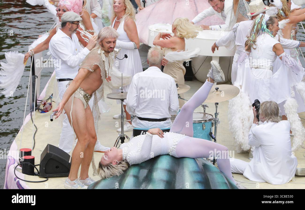 Fêtards on the Boat célèbre le canal Parade LGBTQIA+ sur le canal Prinsengracht avec le thème de cette année 'LOVE' lors de la Gay Pride Amsterdam sur Augu Banque D'Images