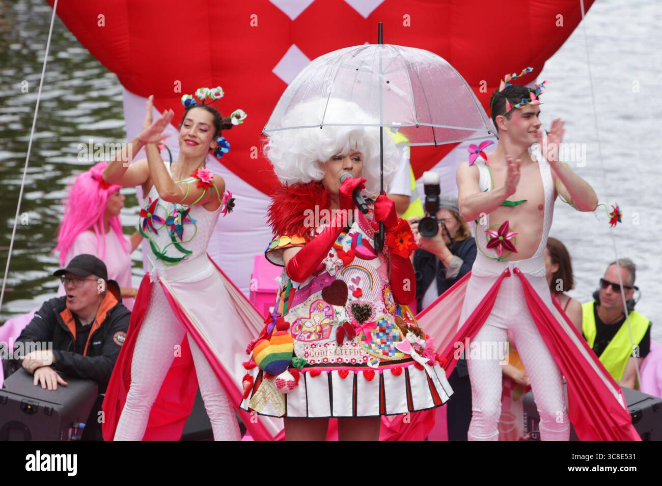 Fêtards on the Boat célèbre le canal Parade LGBTQIA+ sur le canal Prinsengracht avec le thème de cette année 'LOVE' lors de la Gay Pride Amsterdam sur Augu Banque D'Images
