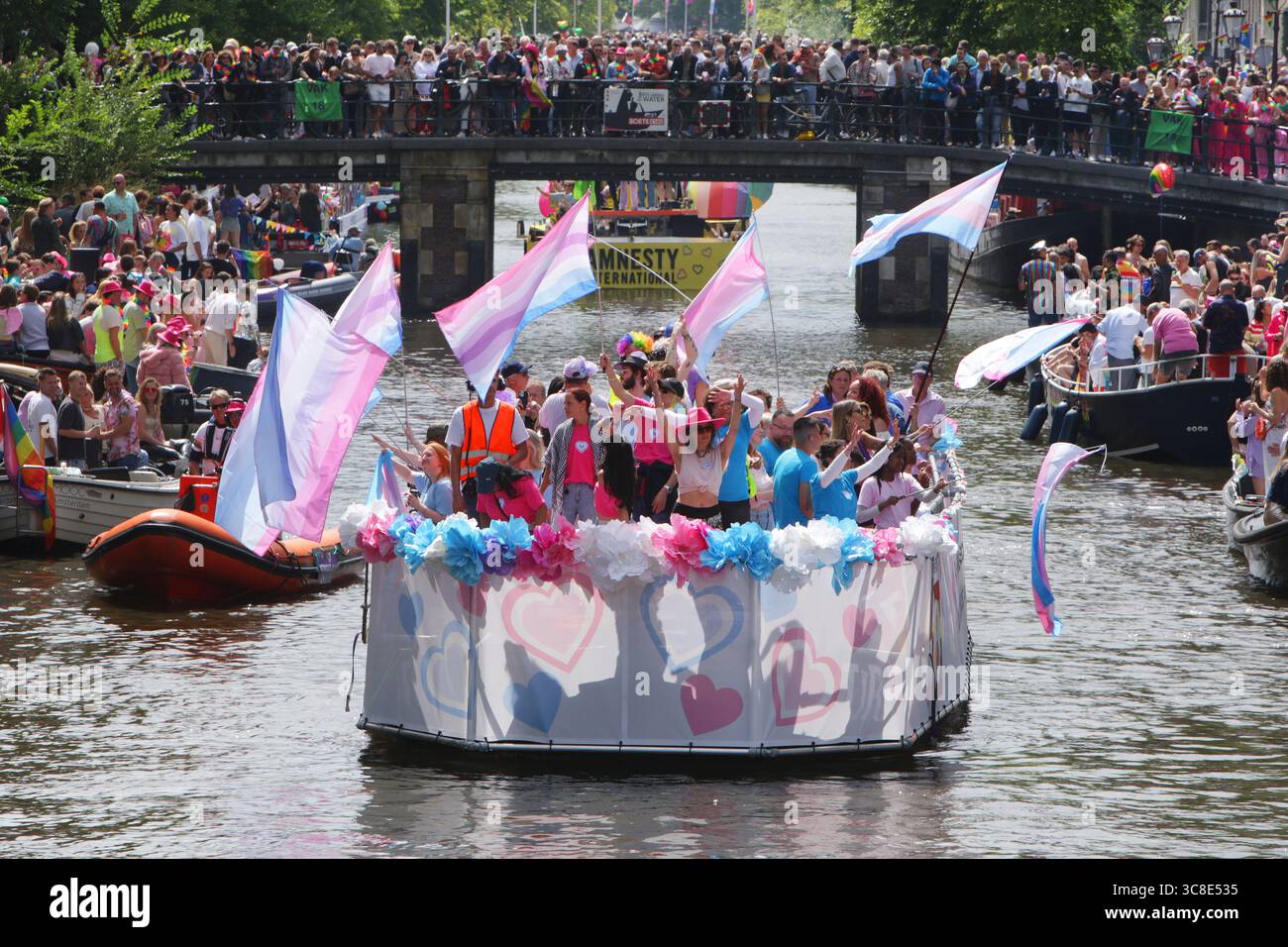 Fêtards on the Boat célèbre le canal Parade LGBTQIA+ sur le canal Prinsengracht avec le thème de cette année 'LOVE' lors de la Gay Pride Amsterdam sur Augu Banque D'Images