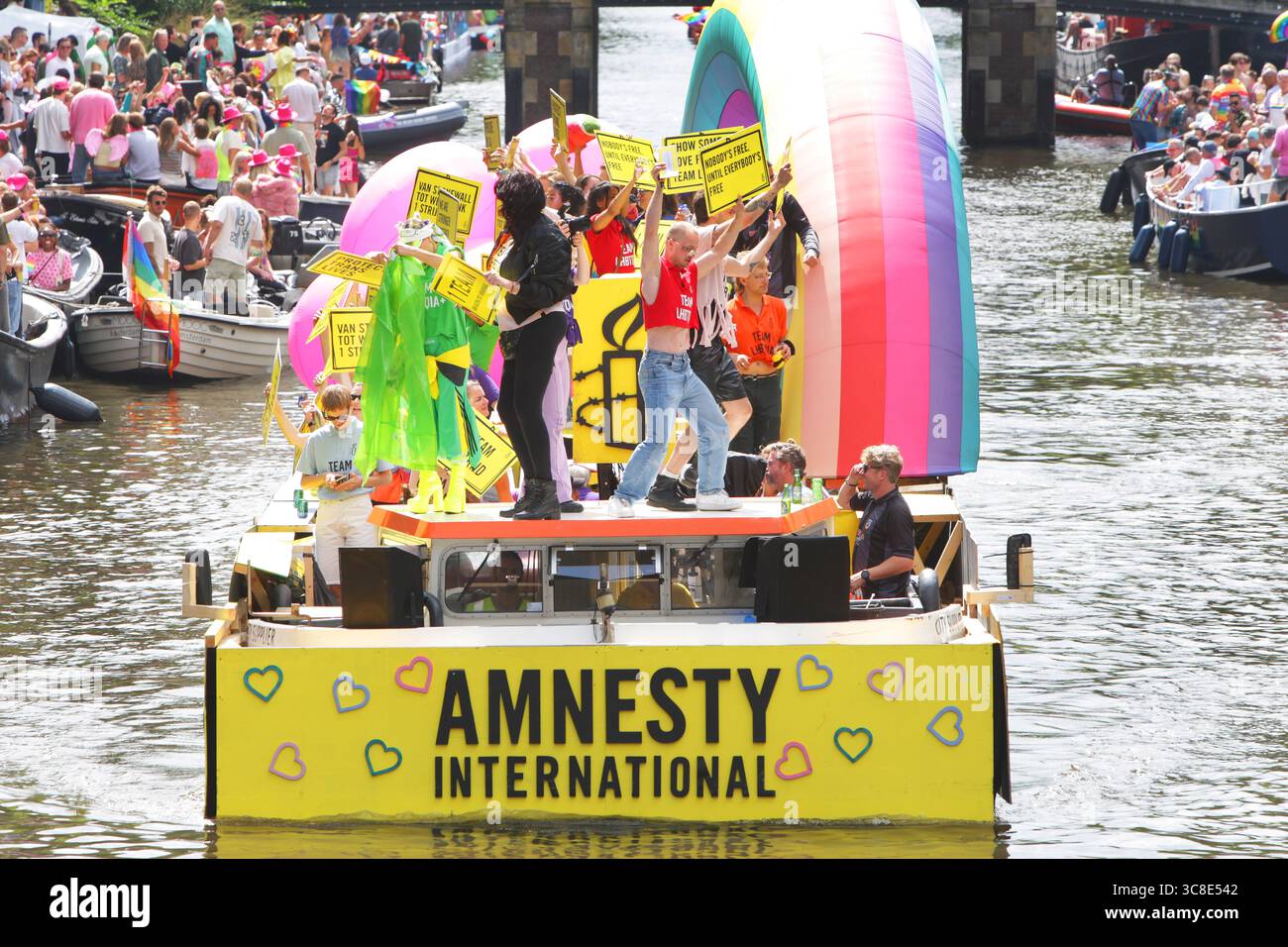 Fêtards on the Boat célèbre le canal Parade LGBTQIA+ sur le canal Prinsengracht avec le thème de cette année 'LOVE' lors de la Gay Pride Amsterdam sur Augu Banque D'Images