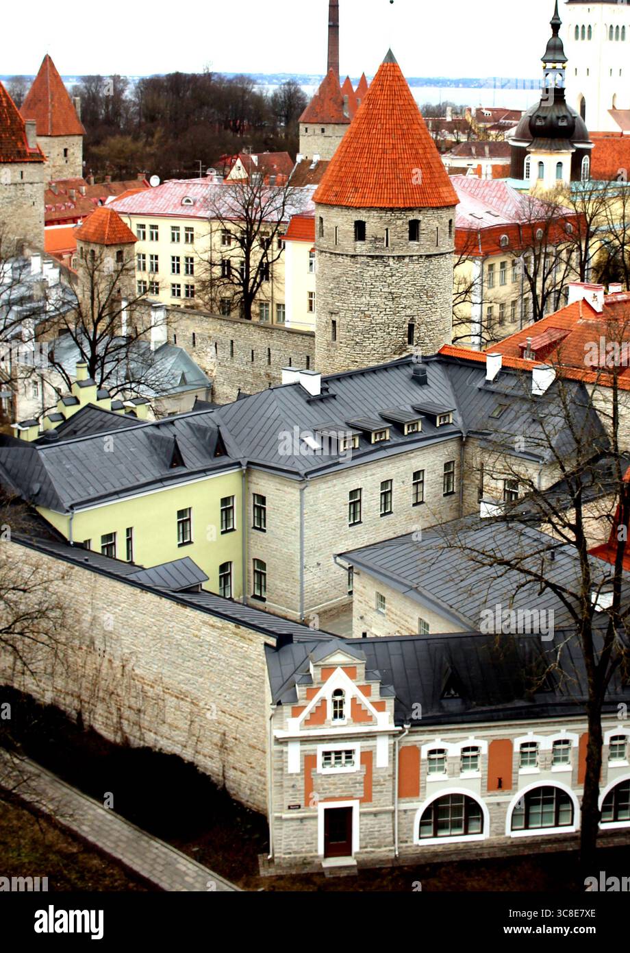Vue d'en haut - vieille ville de Tallinn, le centre historique de Tallinn, Estonie depuis la plate-forme d'observation Patkuli montrant des tours, des flèches et des toits Banque D'Images