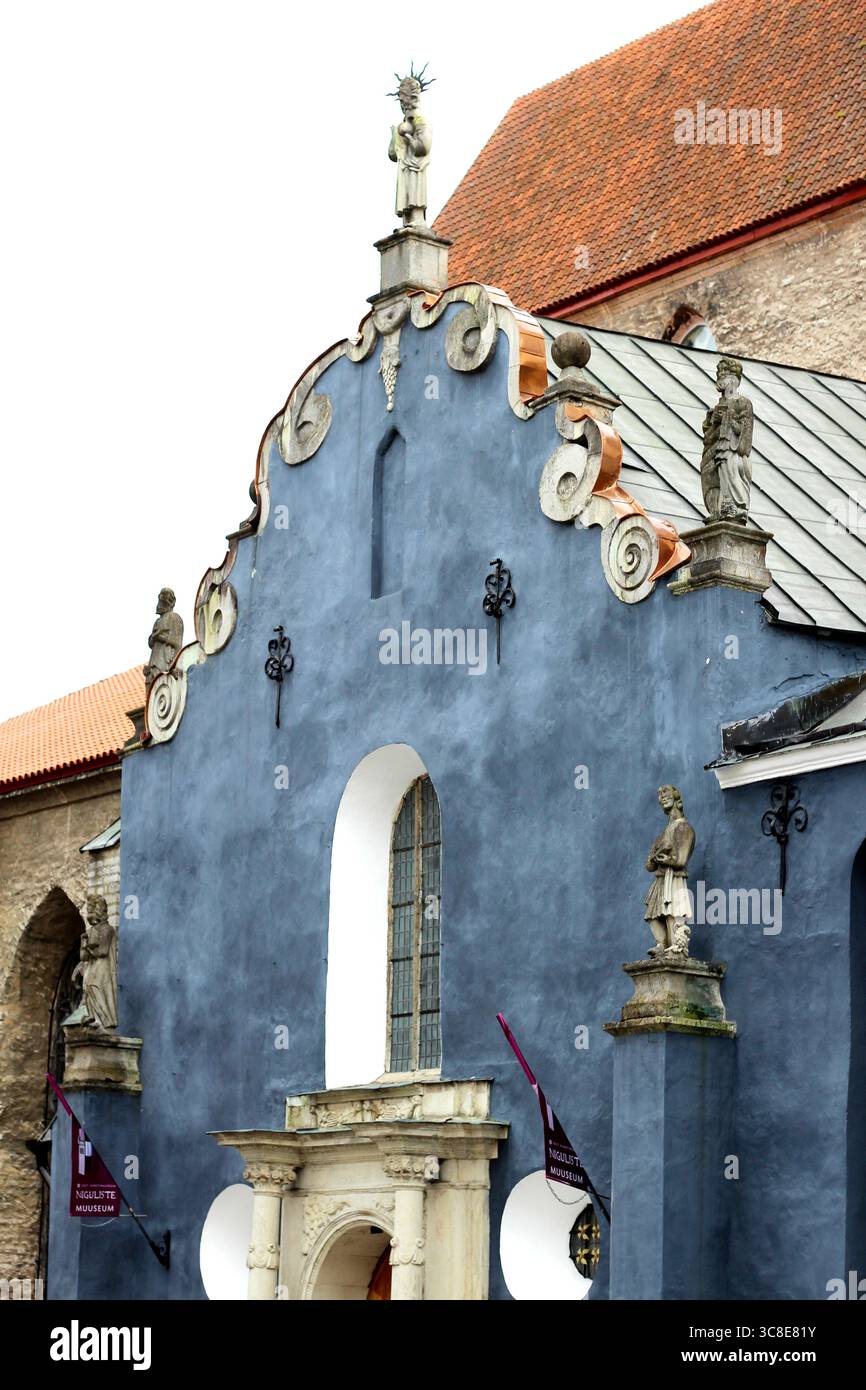 L'inhabituelle entrée bleue de l'église de Nicolas (Musée Niguliste) à Tallinn, Estonie Banque D'Images