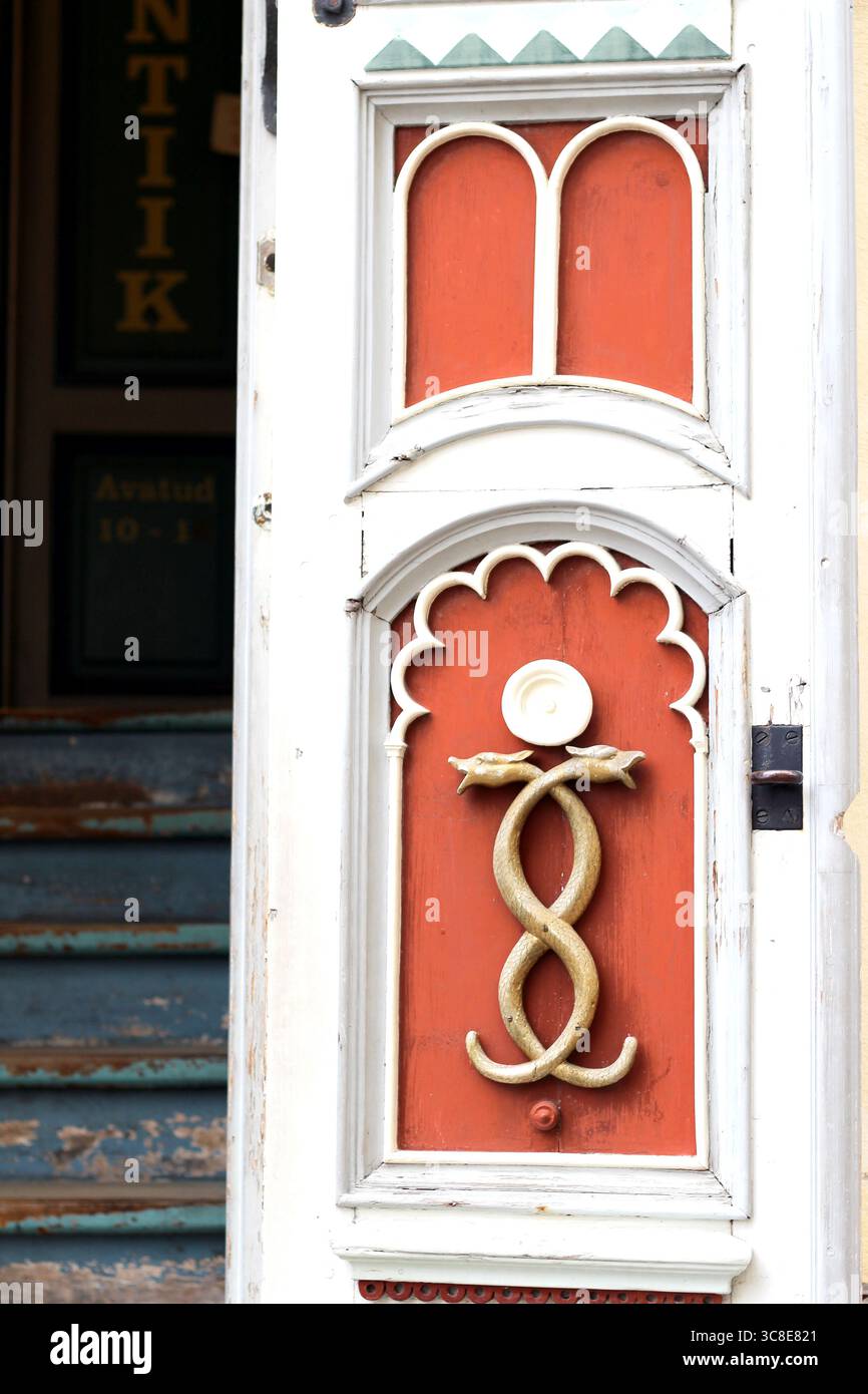 Une porte ornée de serpents entrelacés à Tallinn, Estonie - l'une des nombreuses portes fascinantes qui ornent cette ville unique Banque D'Images