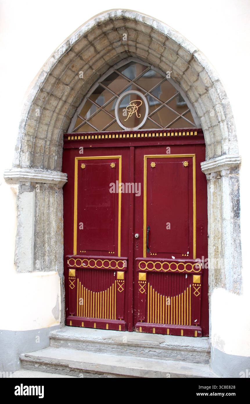 Une porte ornée à Tallinn, Estonie - l'une des nombreuses portes fascinantes qui ornent cette ville unique Banque D'Images