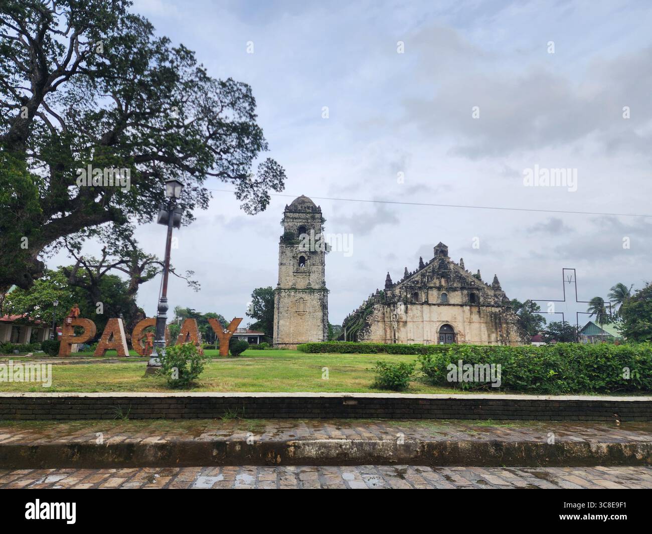 Église San Agustin, également connue sous le nom d'église Paoay. Il est réputé pour son architecture unique « baroque sismique », caractérisée par son massif contrefort Banque D'Images