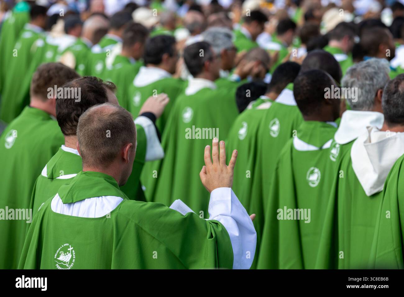 Rome, Italie. 04 août 2025. **NON LIBRI** Italie, Rome, Vatican, 2025/8/3.fidèles participant au Jubilé des jeunes dans le quartier Tor Vergata de Rome, dans le cadre du Jubilé des jeunes . Le pape Léon XIV a présidé une messe finale à Rome pour plus d’un million de jeunes, le point culminant d’un pèlerinage des jeunes qui a attiré des catholiques du monde entier. Photographie de CLAUDIO ASQUINI /Catholic Press photo Credit : Independent photo Agency/Alamy Live News Banque D'Images