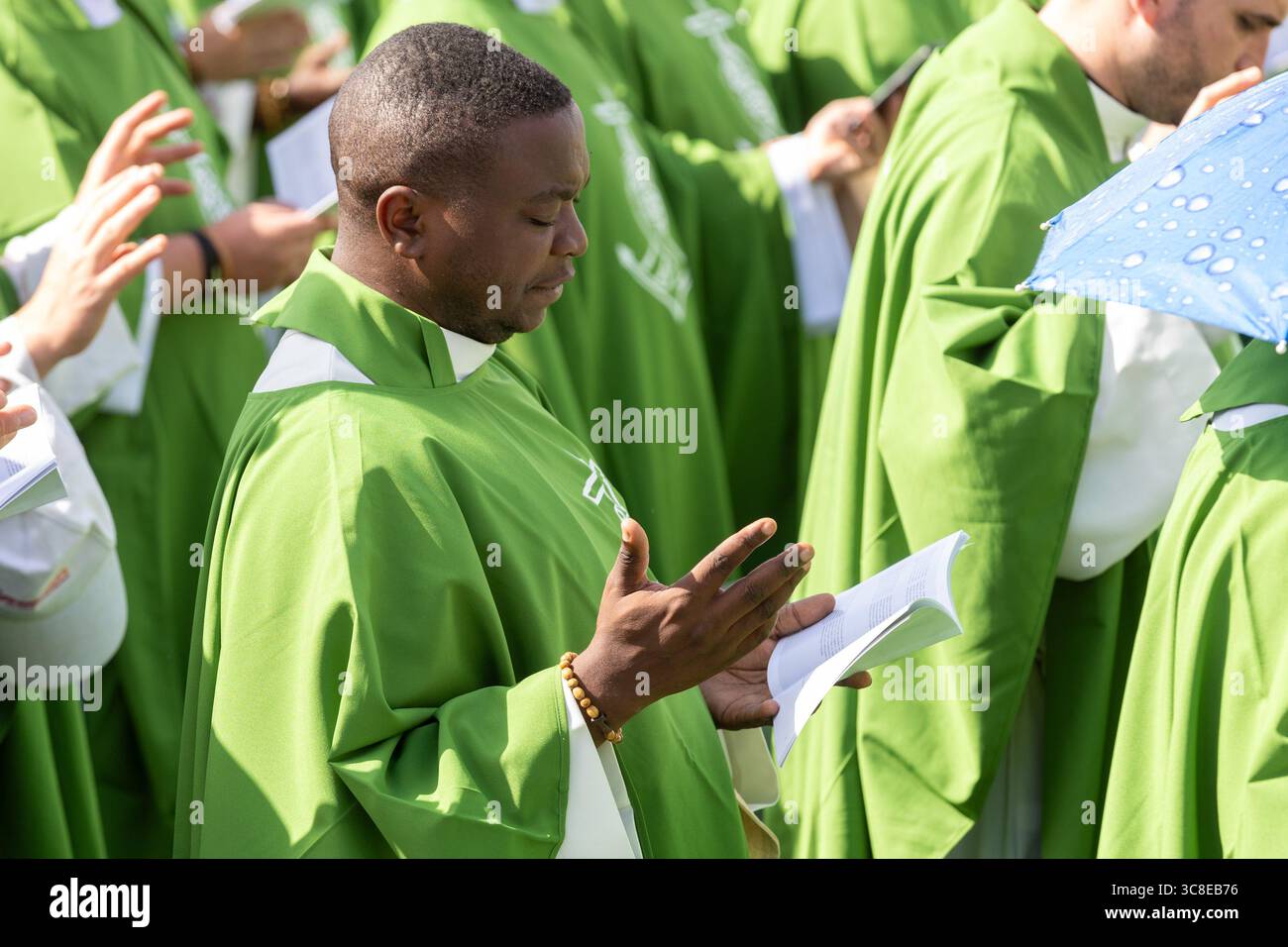 Rome, Italie. 04 août 2025. **NON LIBRI** Italie, Rome, Vatican, 2025/8/3.fidèles participant au Jubilé des jeunes dans le quartier Tor Vergata de Rome, dans le cadre du Jubilé des jeunes . Le pape Léon XIV a présidé une messe finale à Rome pour plus d’un million de jeunes, le point culminant d’un pèlerinage des jeunes qui a attiré des catholiques du monde entier. Photographie de CLAUDIO ASQUINI /Catholic Press photo Credit : Independent photo Agency/Alamy Live News Banque D'Images