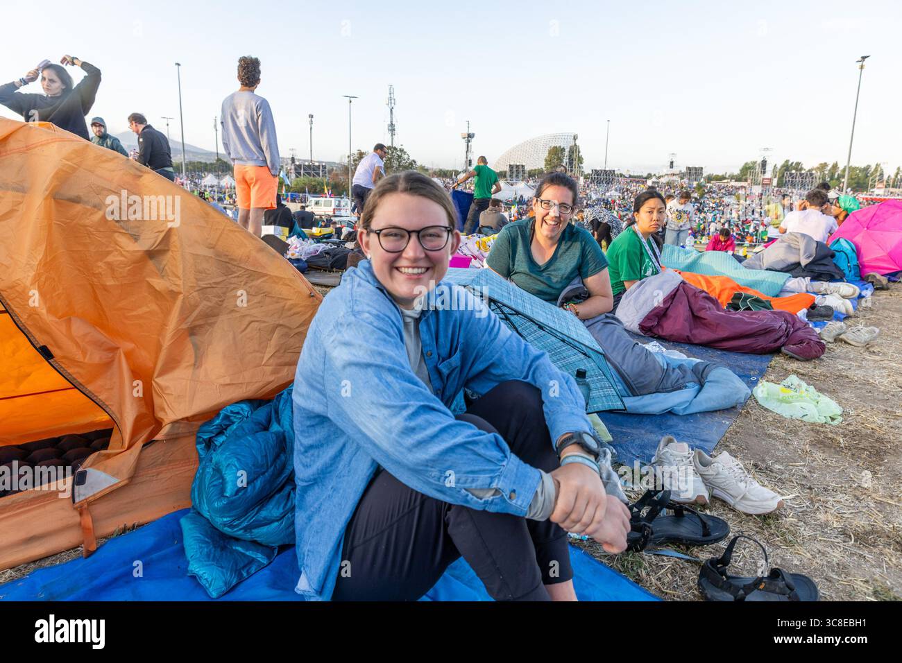 Rome, Italie. 04 août 2025. **NON LIBRI** Italie, Rome, Vatican, 2025/8/3.fidèles participant au Jubilé des jeunes dans le quartier Tor Vergata de Rome, dans le cadre du Jubilé des jeunes . Le pape Léon XIV a présidé une messe finale à Rome pour plus d’un million de jeunes, le point culminant d’un pèlerinage des jeunes qui a attiré des catholiques du monde entier. Photographie de CLAUDIO ASQUINI /Catholic Press photo Credit : Independent photo Agency/Alamy Live News Banque D'Images