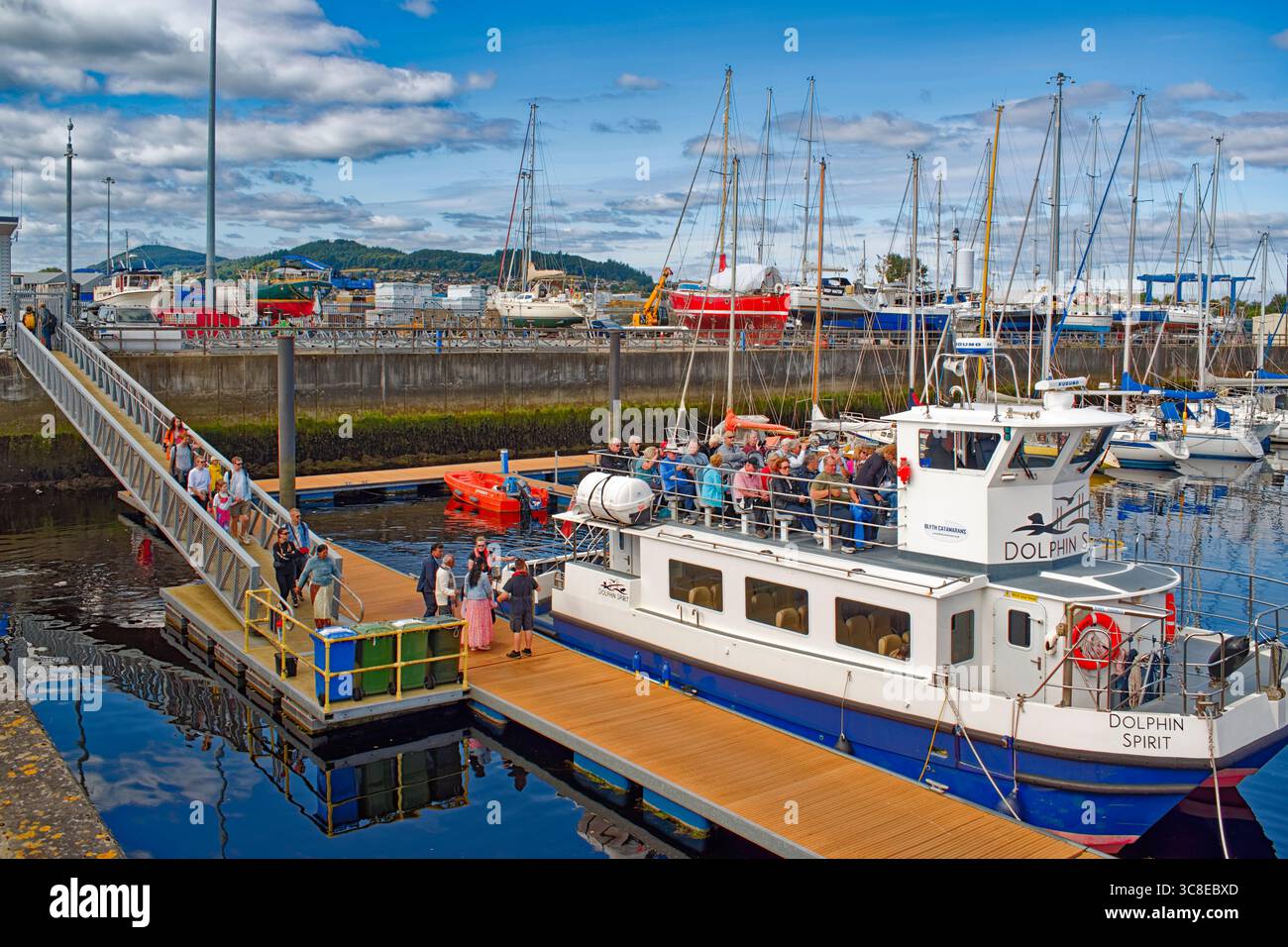 Inverness Marina Scotland le bateau Dolphin Spirit et les passagers embarquant Banque D'Images