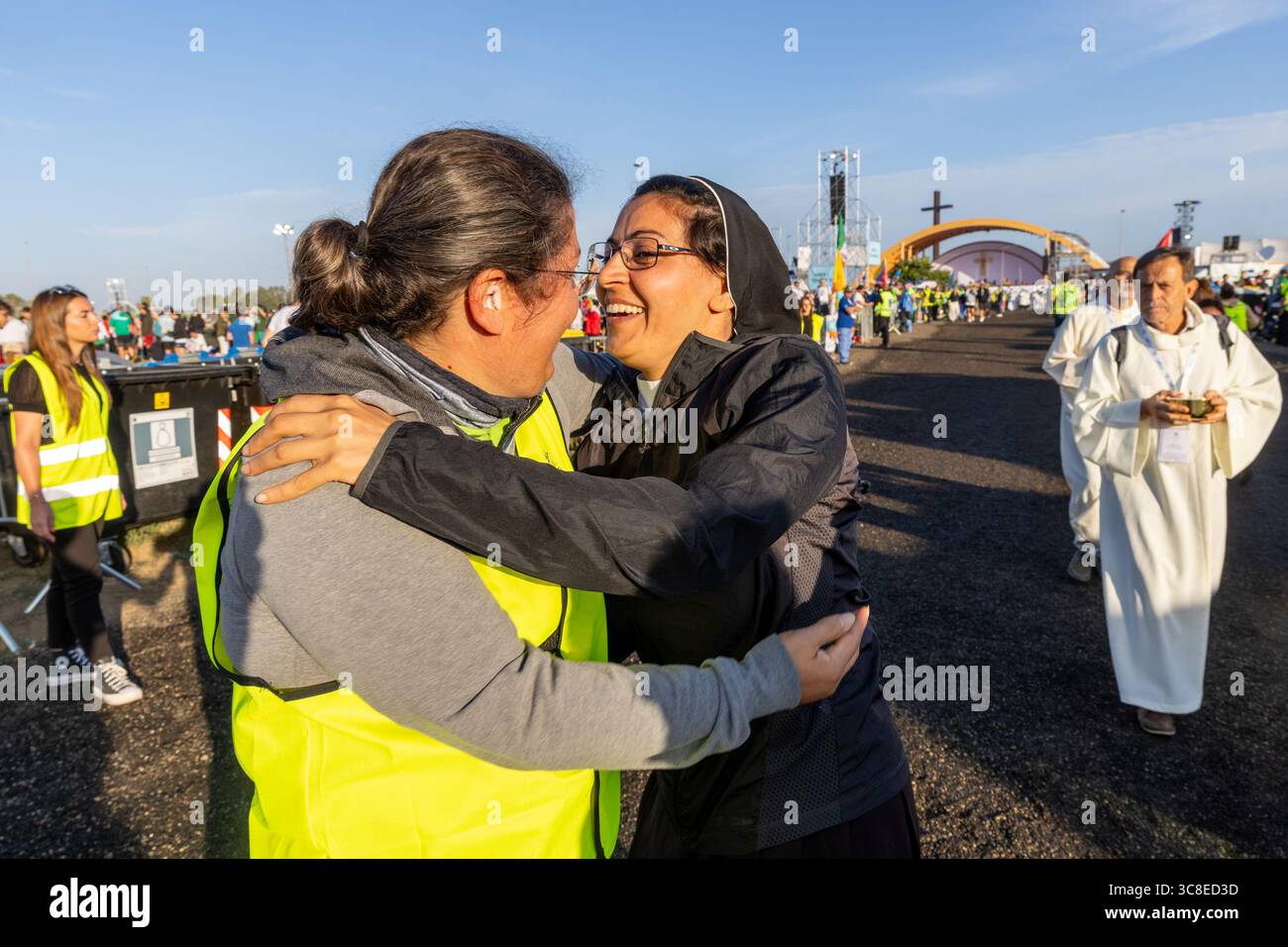 Rome, Italie. 04 août 2025. **NON LIBRI** Italie, Rome, Vatican, 2025/8/3.fidèles participant au Jubilé des jeunes dans le quartier Tor Vergata de Rome, dans le cadre du Jubilé des jeunes . Le pape Léon XIV a présidé une messe finale à Rome pour plus d’un million de jeunes, le point culminant d’un pèlerinage des jeunes qui a attiré des catholiques du monde entier. Photographie de CLAUDIO ASQUINI /Catholic Press photo Credit : Independent photo Agency/Alamy Live News Banque D'Images