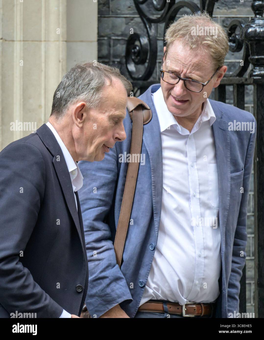 Andrew Marr (présentateur TV, journaliste et auteur) et Jonathan Freedland (journaliste et présentateur radio) quittant le 10 Downing Street, le 3 juillet 2025 Banque D'Images