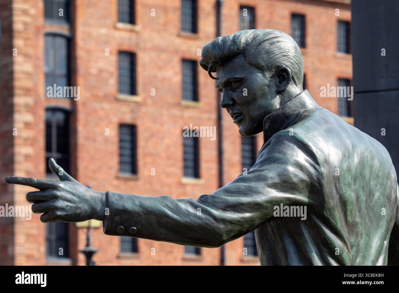 Liverpool, Royaume-Uni - 19 septembre 2024 : Statue of Early Rock and Roll star - Billy Fury, située sur le Royal Albert Dock à Liverpool, Royaume-Uni. Banque D'Images