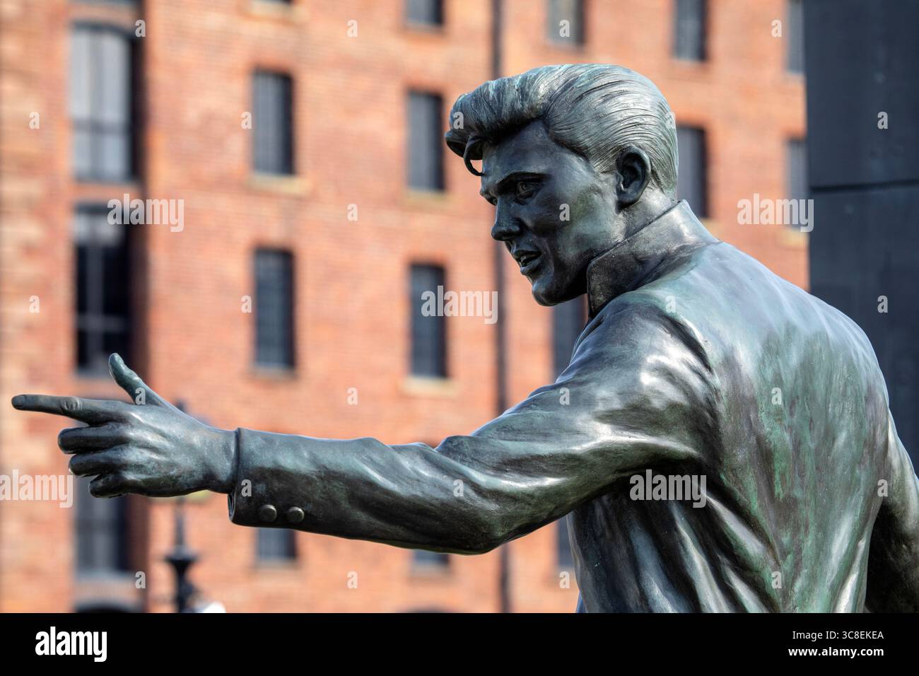 Liverpool, Royaume-Uni - 19 septembre 2024 : Statue of Early Rock and Roll star - Billy Fury, située sur le Royal Albert Dock à Liverpool, Royaume-Uni. Banque D'Images