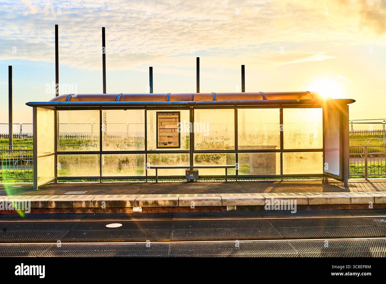 Abri de tramway contre le coucher du soleil à Blackpool Banque D'Images