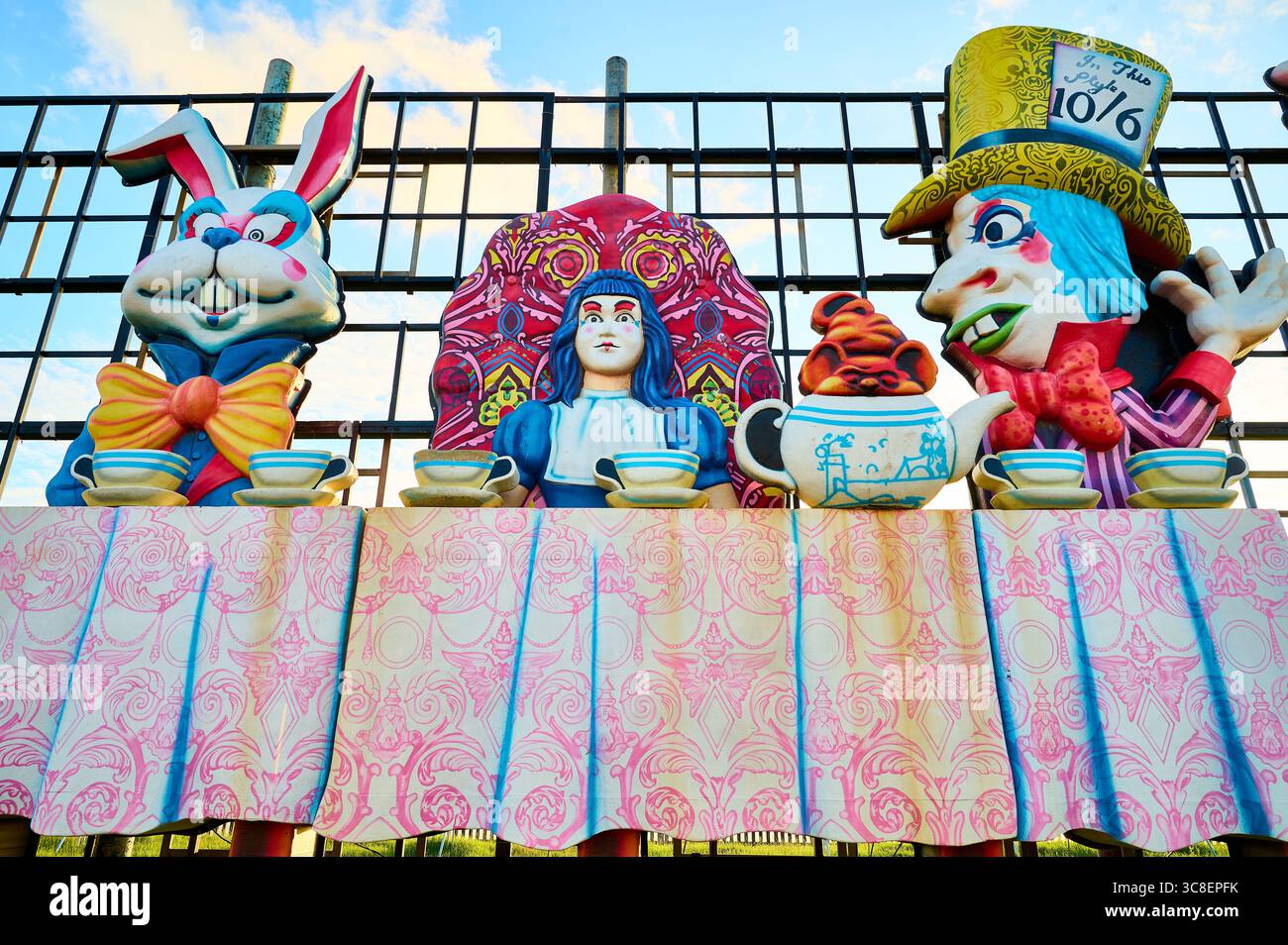 Illuminations Blackpool en construction pour l'allumage d'automne. Thé Mad Hatters Banque D'Images