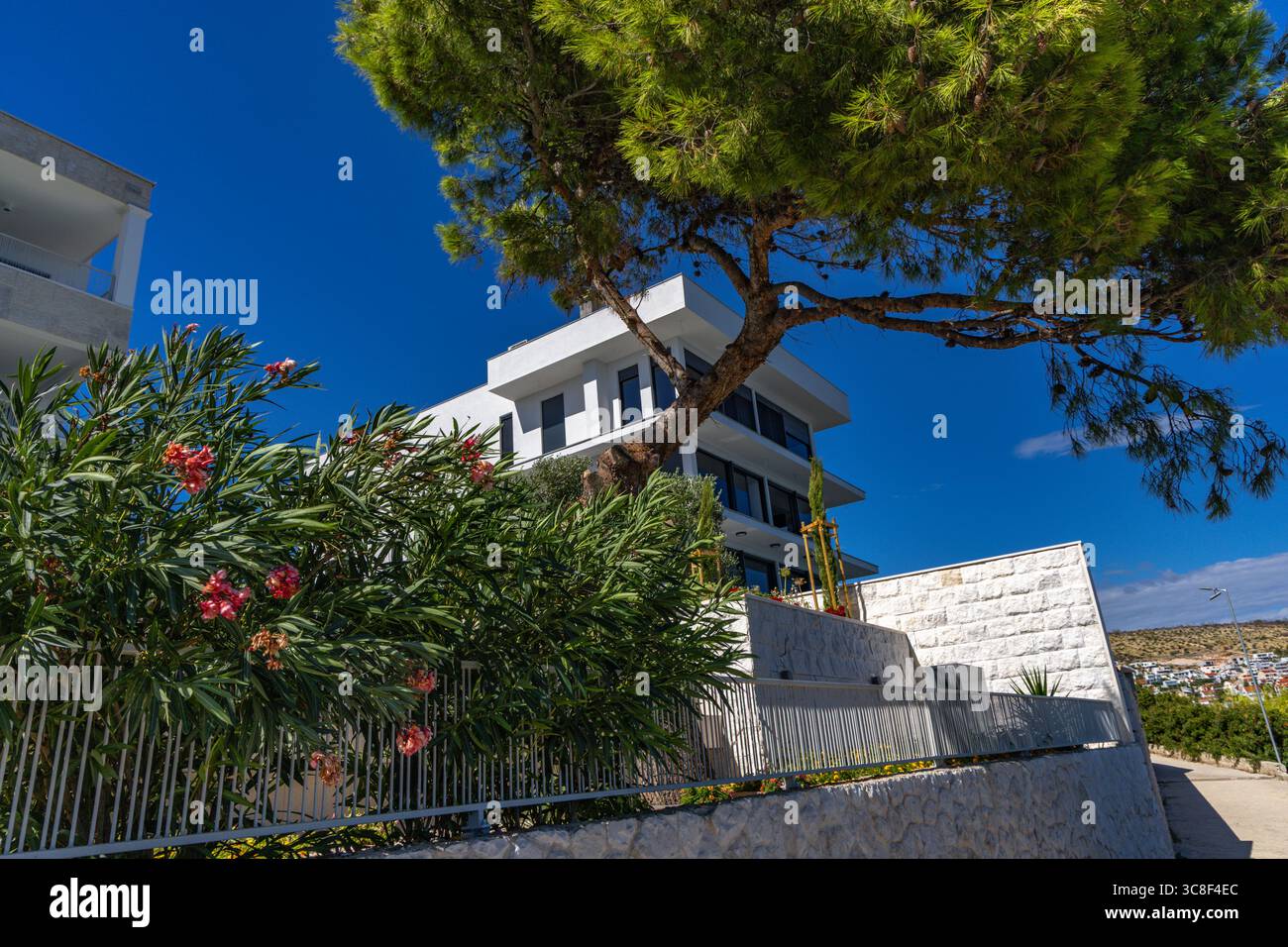 Appartements modernes à louer pour les touristes sur l'île de Ciovo en Croatie, appartements sur la première ligne de la côte Banque D'Images