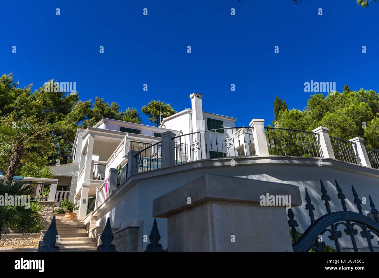 Appartements modernes à louer pour les touristes sur l'île de Ciovo en Croatie, appartements sur la première ligne de la côte Banque D'Images