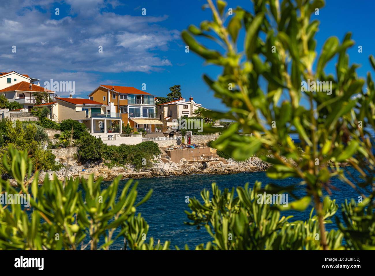 Appartements modernes à louer pour les touristes sur l'île de Ciovo en Croatie, appartements sur la première ligne de la côte Banque D'Images