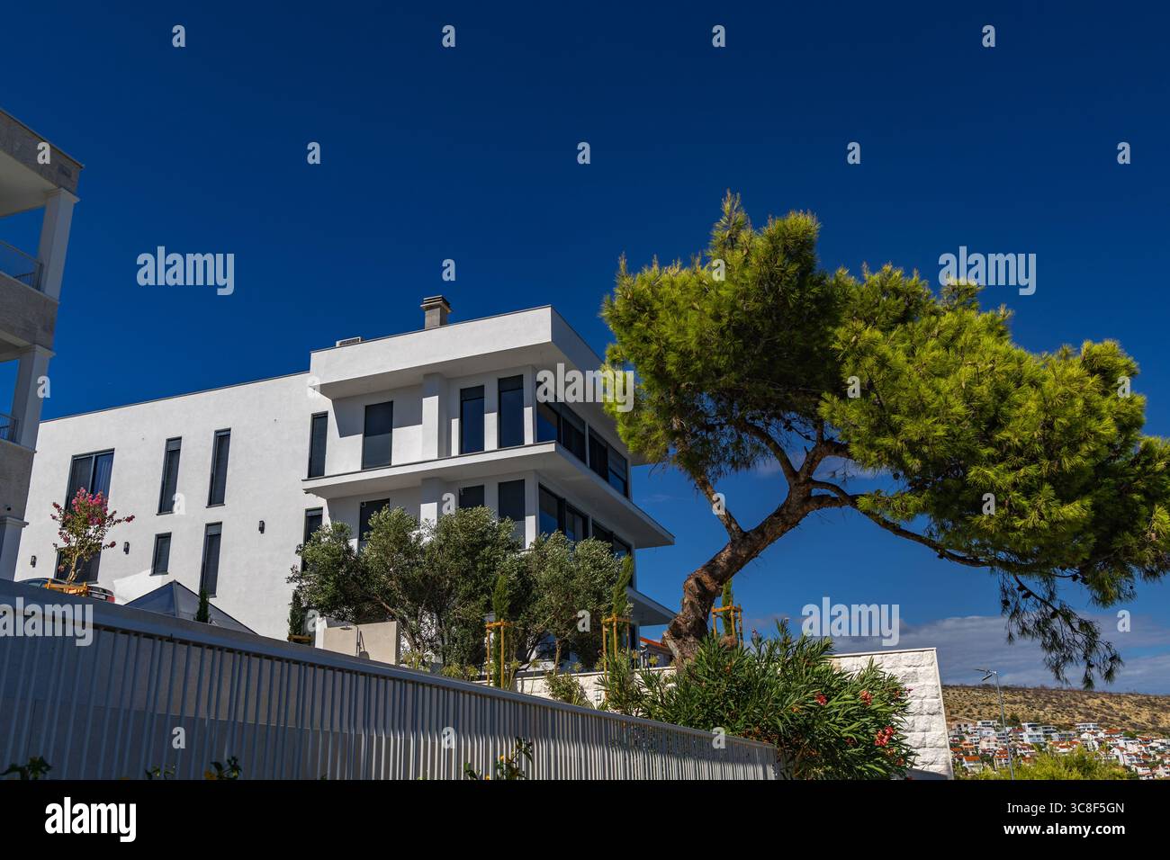 Appartements modernes à louer pour les touristes sur l'île de Ciovo en Croatie, appartements sur la première ligne de la côte Banque D'Images