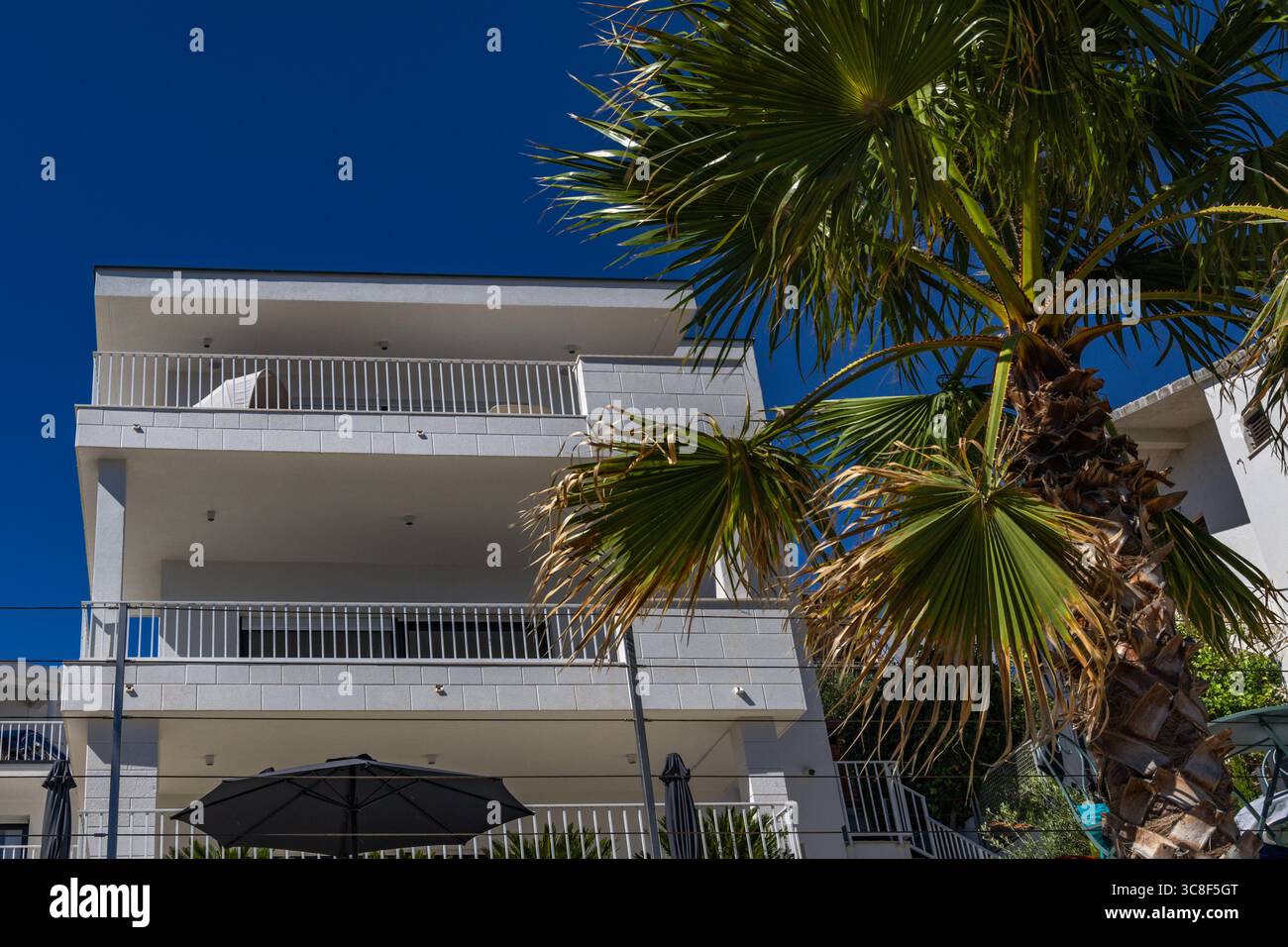 Appartements modernes à louer pour les touristes sur l'île de Ciovo en Croatie, appartements sur la première ligne de la côte Banque D'Images