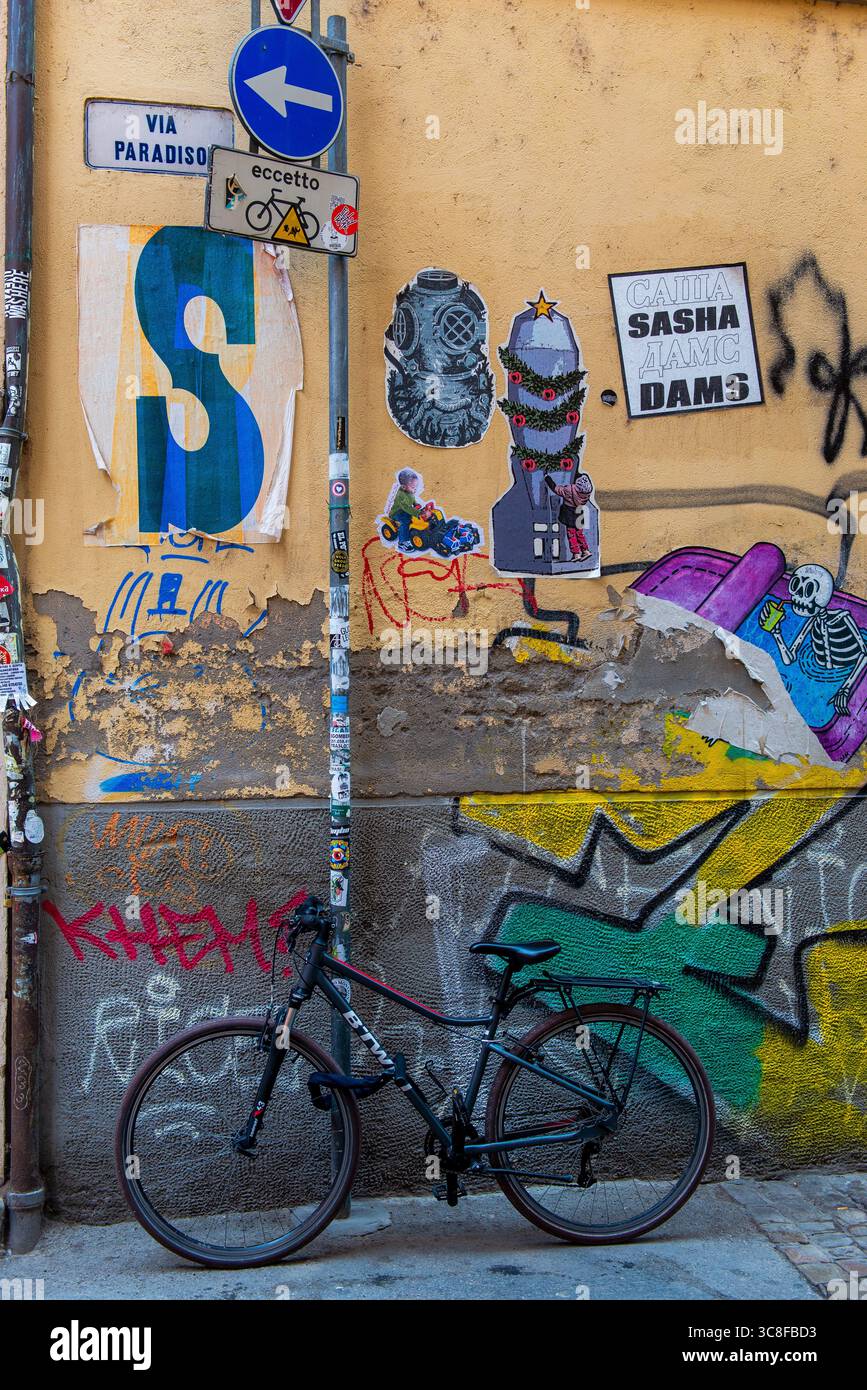 Vélo stationné, éclectique Street Art et signalisation sur la via Paradiso, Bologne, Italie Banque D'Images