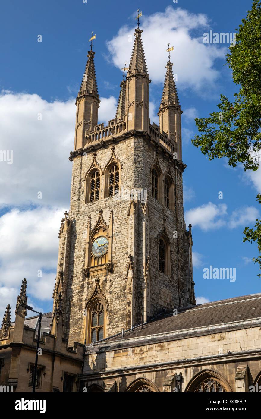 La tour de l'église Saint-Sépulcre sur le viaduc Holborn dans la ville de Londres, Royaume-Uni. Banque D'Images