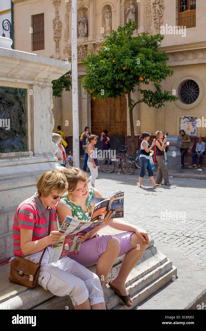 Espagne, Andalousie, deux touristes néerlandais cherchent sur une carte routière et dans un guide touristique pour trouver leur chemin à Séville. Banque D'Images