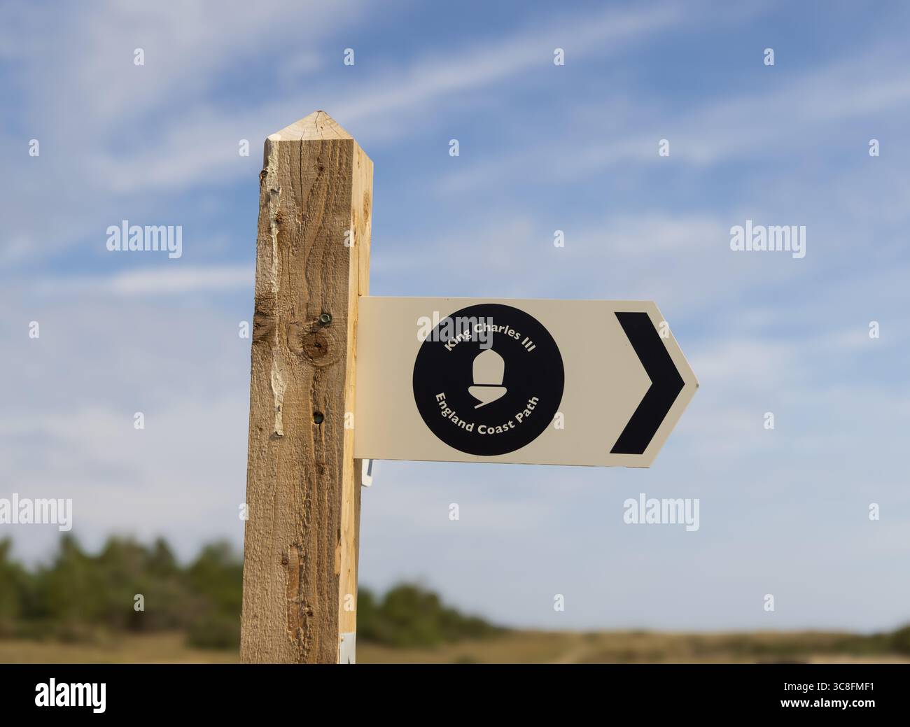 Panneau pour le King Charles III England Coast Path situé près de la plage de Sizewell. Suffolk. ROYAUME-UNI. Banque D'Images