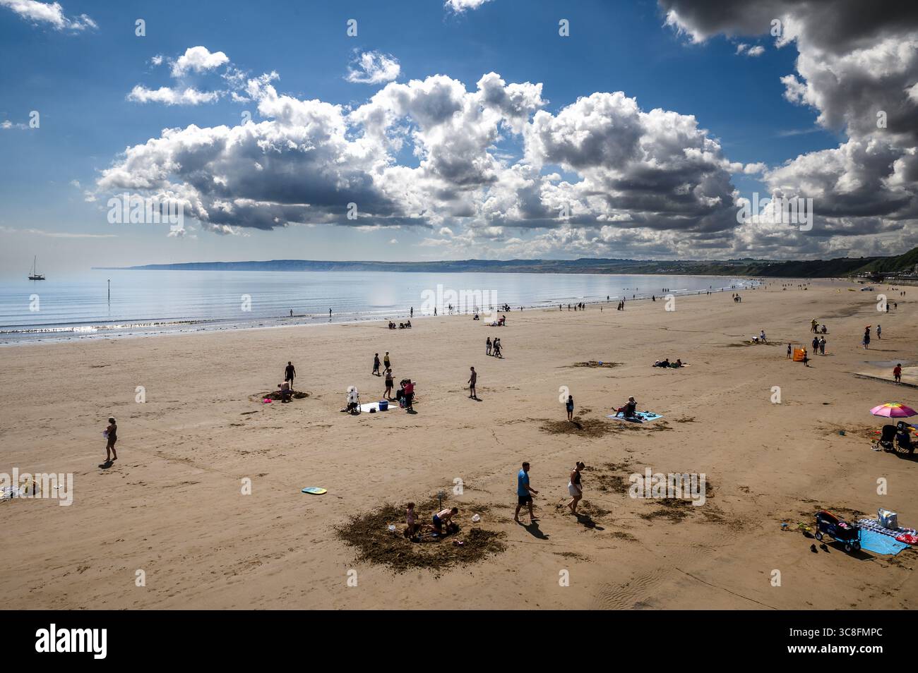 Filey, North Yorkshire, Royaume-Uni, 22 juillet 2025. Filey Beach sur la côte est de l'Angleterre avec la mer du Nord. Crédit Paul Heyes. Banque D'Images