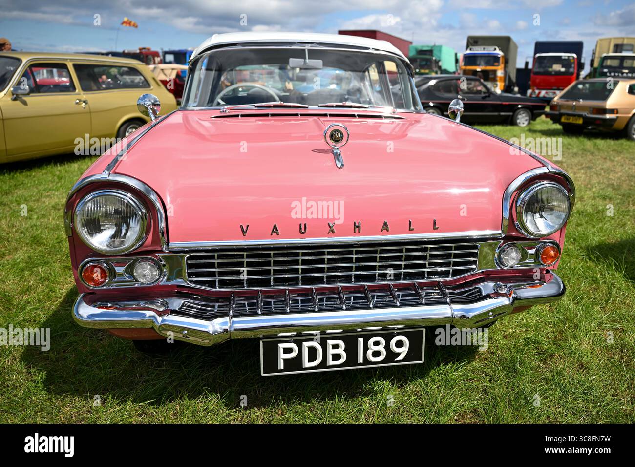 Voiture Vauxhall Velox/Cresta classique lors du Whitby traction Engine Rally à Hawsker Lane, Whitby, North Yorkshire le dimanche 3 août 2025. (Photo : Trevor Wilkinson | mi News) crédit : MI News & Sport /Alamy Live News Banque D'Images