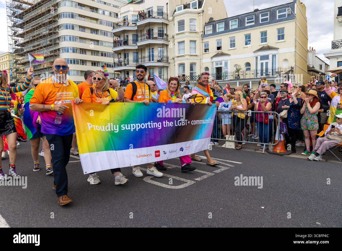 Brighton & Hove Pride LGBTQ+ Community Parade 2025 « Ravishing Rage » : une éruption éblouissante de couleur, de pouvoir et de fierté sans excuse. Banque D'Images