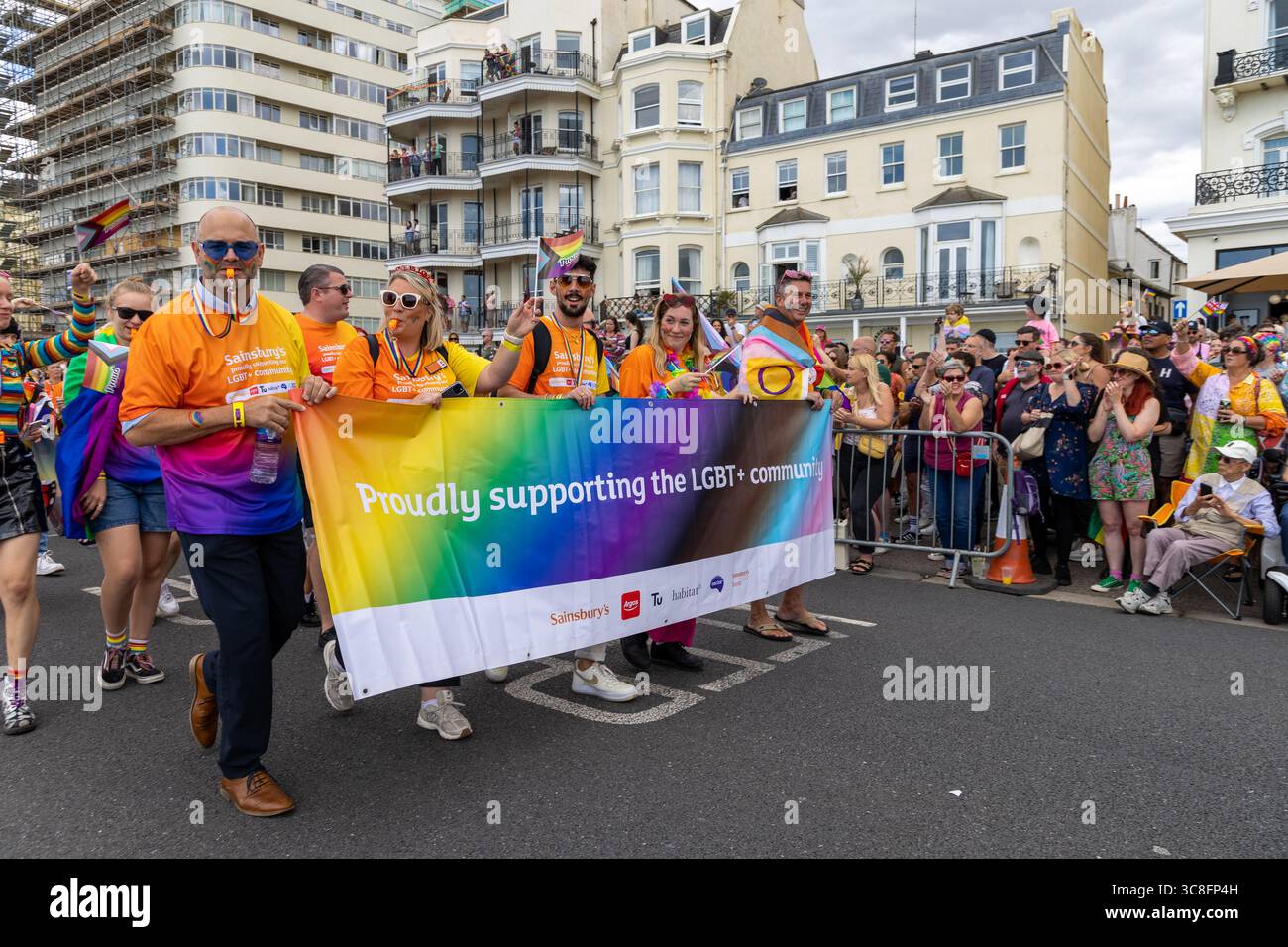 Brighton & Hove Pride LGBTQ+ Community Parade 2025 « Ravishing Rage » : une éruption éblouissante de couleur, de pouvoir et de fierté sans excuse. Banque D'Images