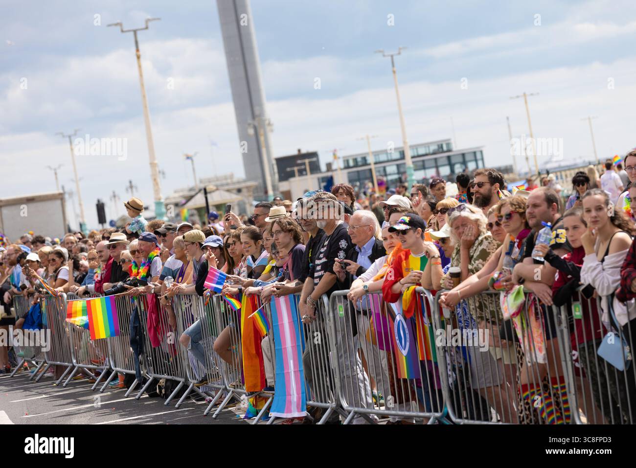 Brighton & Hove Pride LGBTQ+ Community Parade 2025 « Ravishing Rage » : une éruption éblouissante de couleur, de pouvoir et de fierté sans excuse. Banque D'Images