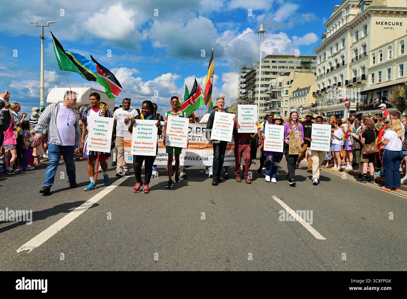 Brighton & Hove Pride LGBTQ+ Community Parade 2025 « Ravishing Rage » : une éruption éblouissante de couleur, de pouvoir et de fierté sans excuse. Banque D'Images