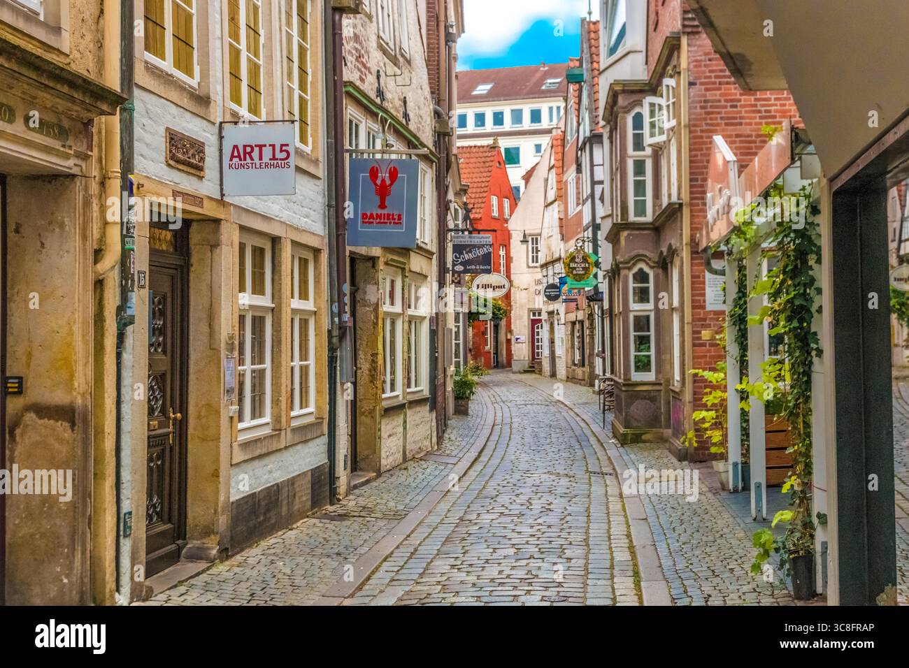 Vue pittoresque sur une ruelle étroite dans le célèbre quartier Schnoor (allemand : Schnoorviertel) à Brême. Les petites maisons colorées, les boutiques et... Banque D'Images