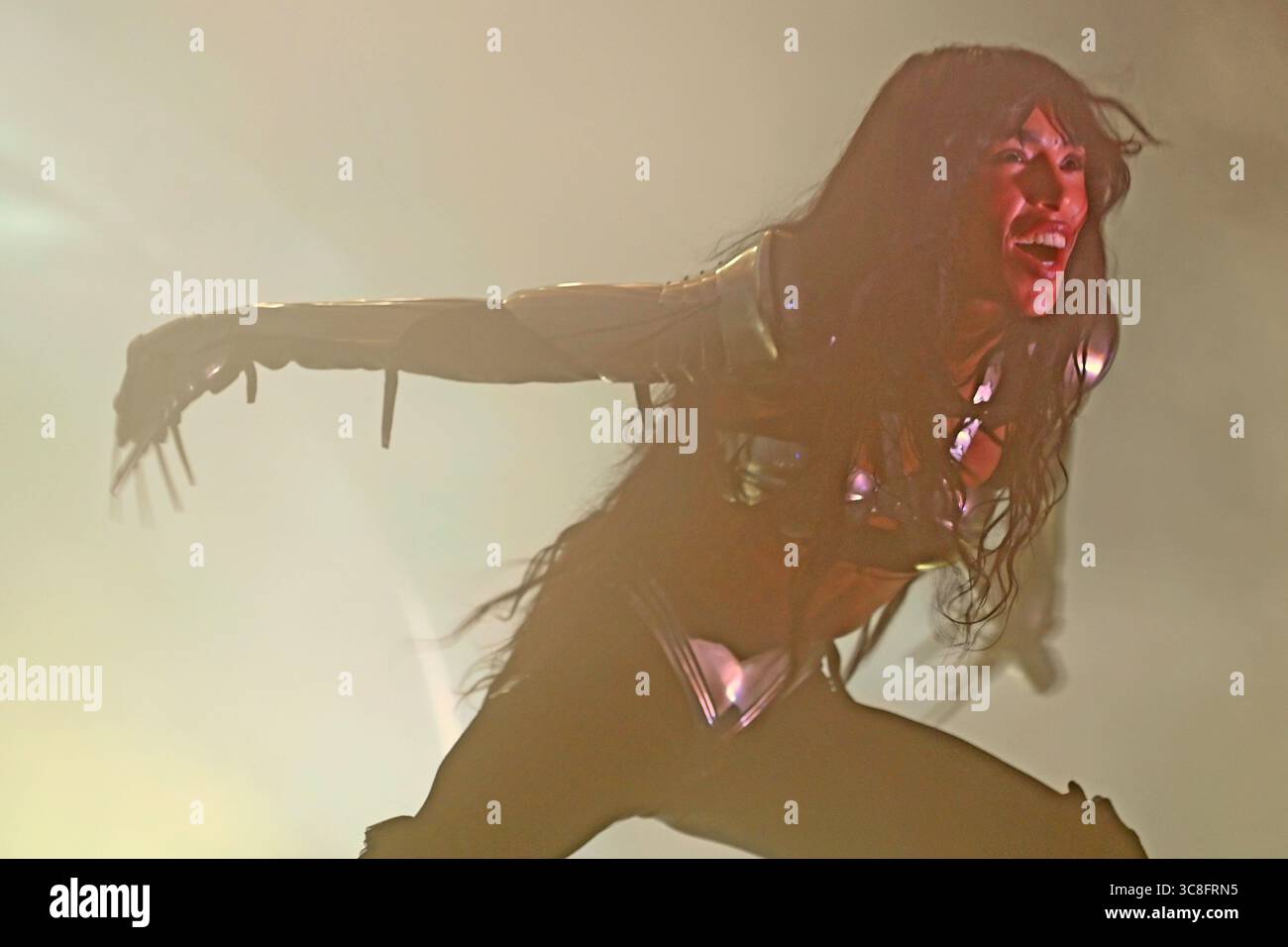 Sitges, Espagne. 03 août 2025. La chanteuse suédoise Lorine Zineb Nora Talhaoui vue lors de sa performance au CaixaBank Terramar Festival. Née le 16 octobre 1983 et connue professionnellement sous le nom de Loreen, elle est une chanteuse et compositrice suédoise. Elle est la deuxième personne et la seule chanteuse à remporter le concours Eurovision de la chanson deux fois en 2012 avec 'Euphoria' et en 2023 avec 'Tattoo'. Crédit : SOPA images Limited/Alamy Live News Banque D'Images