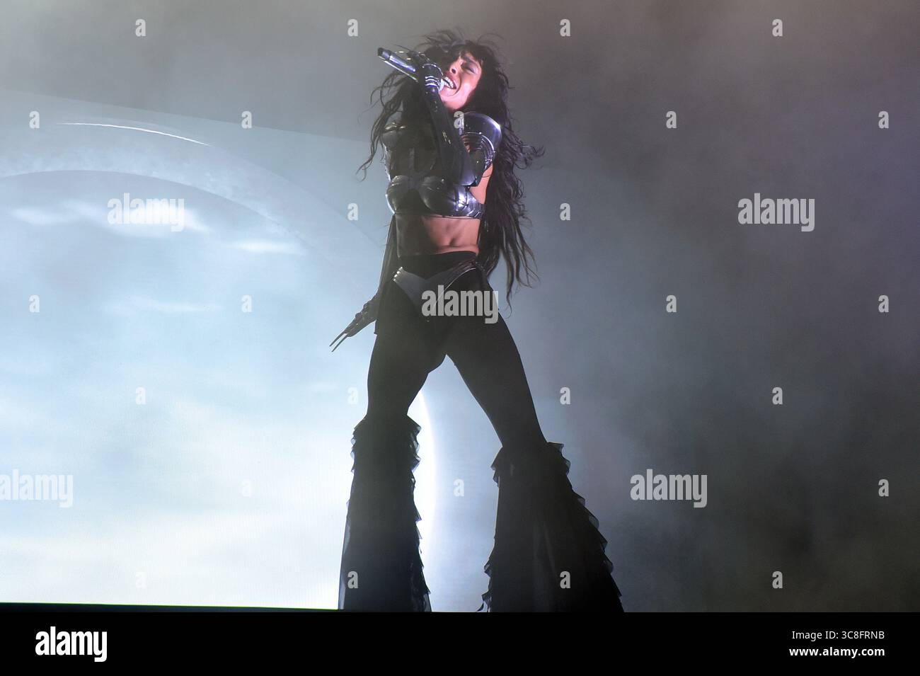 Sitges, Espagne. 03 août 2025. La chanteuse suédoise Lorine Zineb Nora Talhaoui vue lors de sa performance au CaixaBank Terramar Festival. Née le 16 octobre 1983 et connue professionnellement sous le nom de Loreen, elle est une chanteuse et compositrice suédoise. Elle est la deuxième personne et la seule chanteuse à remporter le concours Eurovision de la chanson deux fois en 2012 avec 'Euphoria' et en 2023 avec 'Tattoo'. Crédit : SOPA images Limited/Alamy Live News Banque D'Images