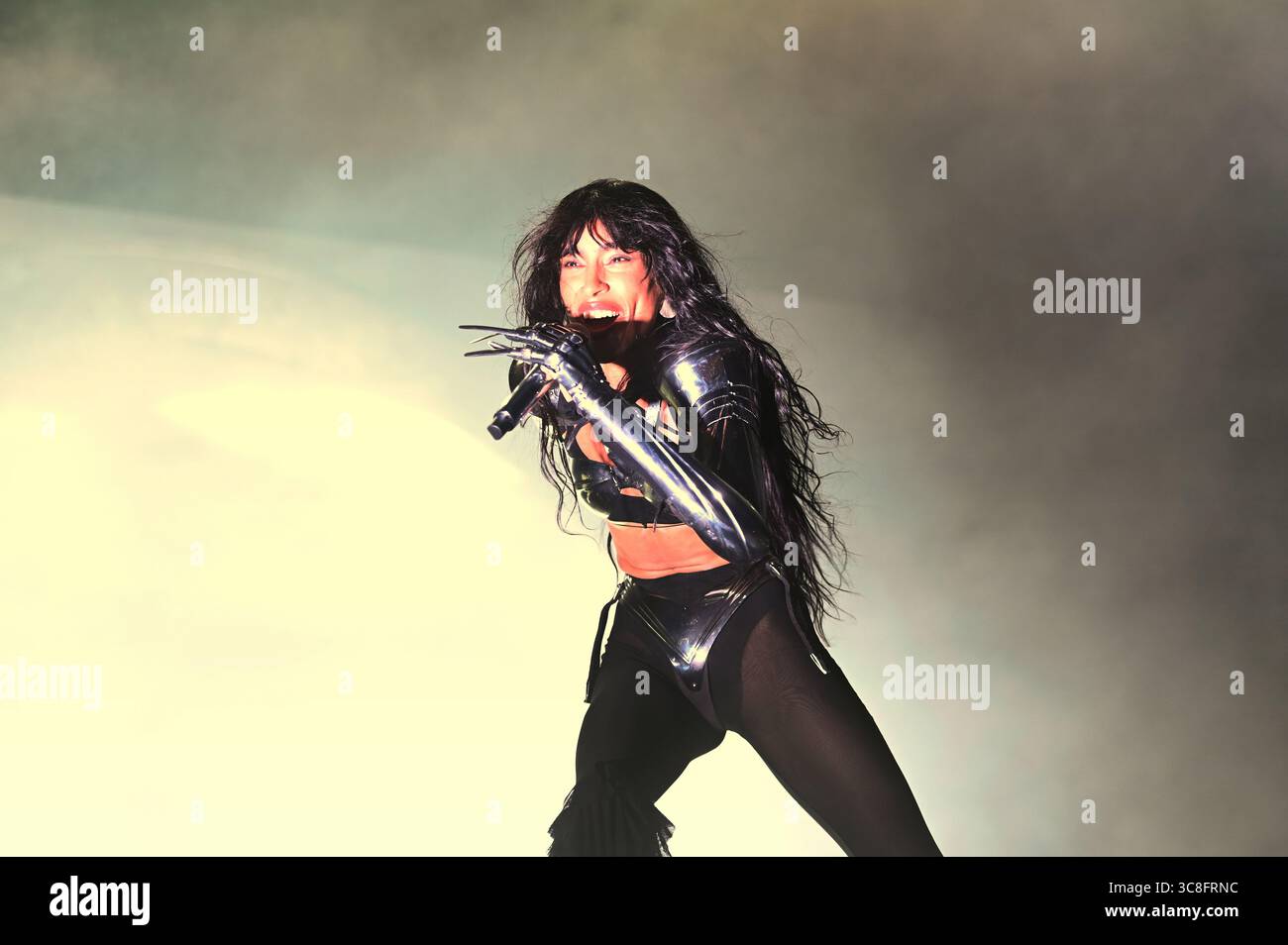Sitges, Espagne. 03 août 2025. La chanteuse suédoise Lorine Zineb Nora Talhaoui vue lors de sa performance au CaixaBank Terramar Festival. Née le 16 octobre 1983 et connue professionnellement sous le nom de Loreen, elle est une chanteuse et compositrice suédoise. Elle est la deuxième personne et la seule chanteuse à remporter le concours Eurovision de la chanson deux fois en 2012 avec 'Euphoria' et en 2023 avec 'Tattoo'. Crédit : SOPA images Limited/Alamy Live News Banque D'Images