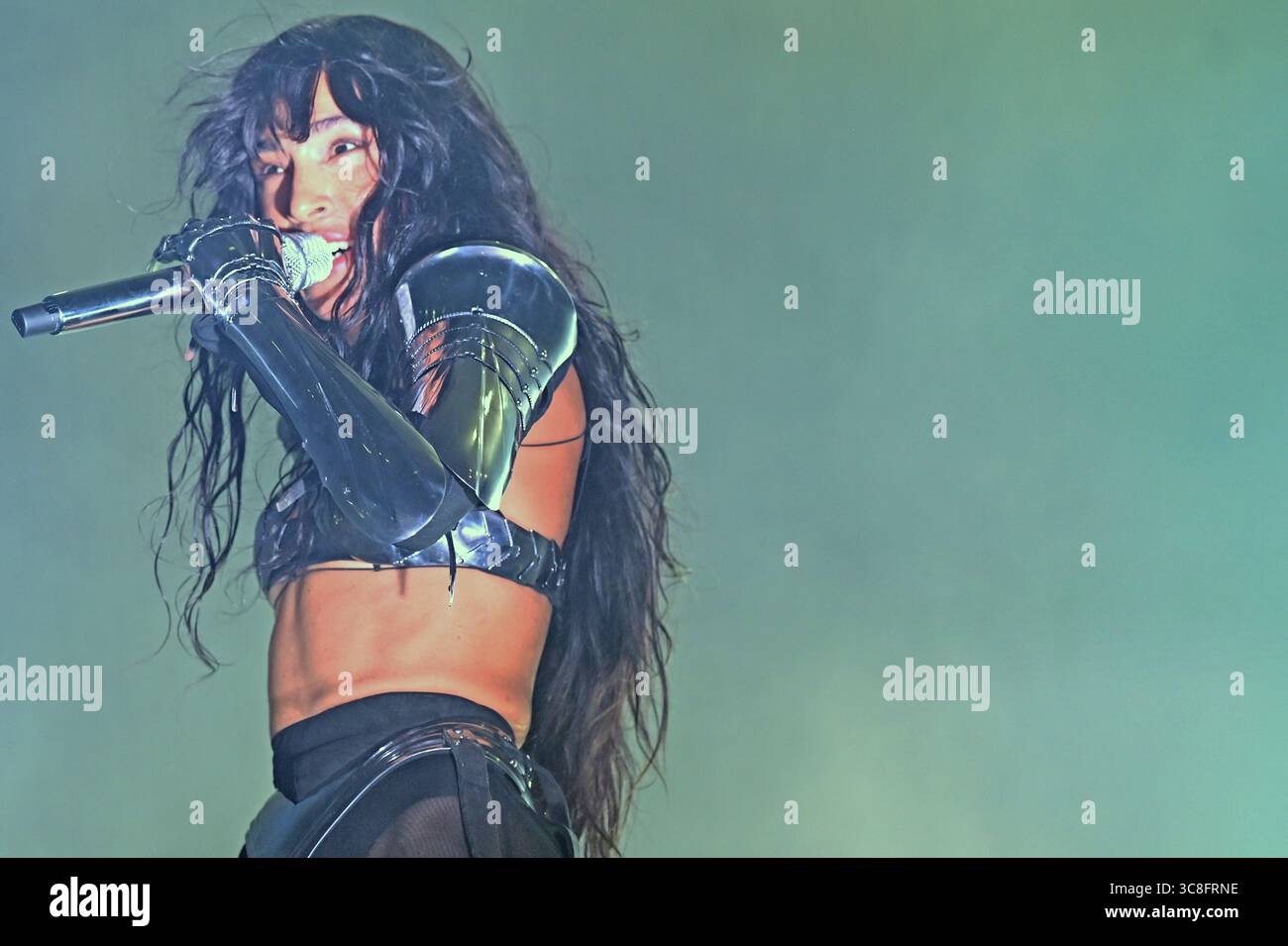 Sitges, Espagne. 03 août 2025. La chanteuse suédoise Lorine Zineb Nora Talhaoui vue lors de sa performance au CaixaBank Terramar Festival. Née le 16 octobre 1983 et connue professionnellement sous le nom de Loreen, elle est une chanteuse et compositrice suédoise. Elle est la deuxième personne et la seule chanteuse à remporter le concours Eurovision de la chanson deux fois en 2012 avec 'Euphoria' et en 2023 avec 'Tattoo'. Crédit : SOPA images Limited/Alamy Live News Banque D'Images