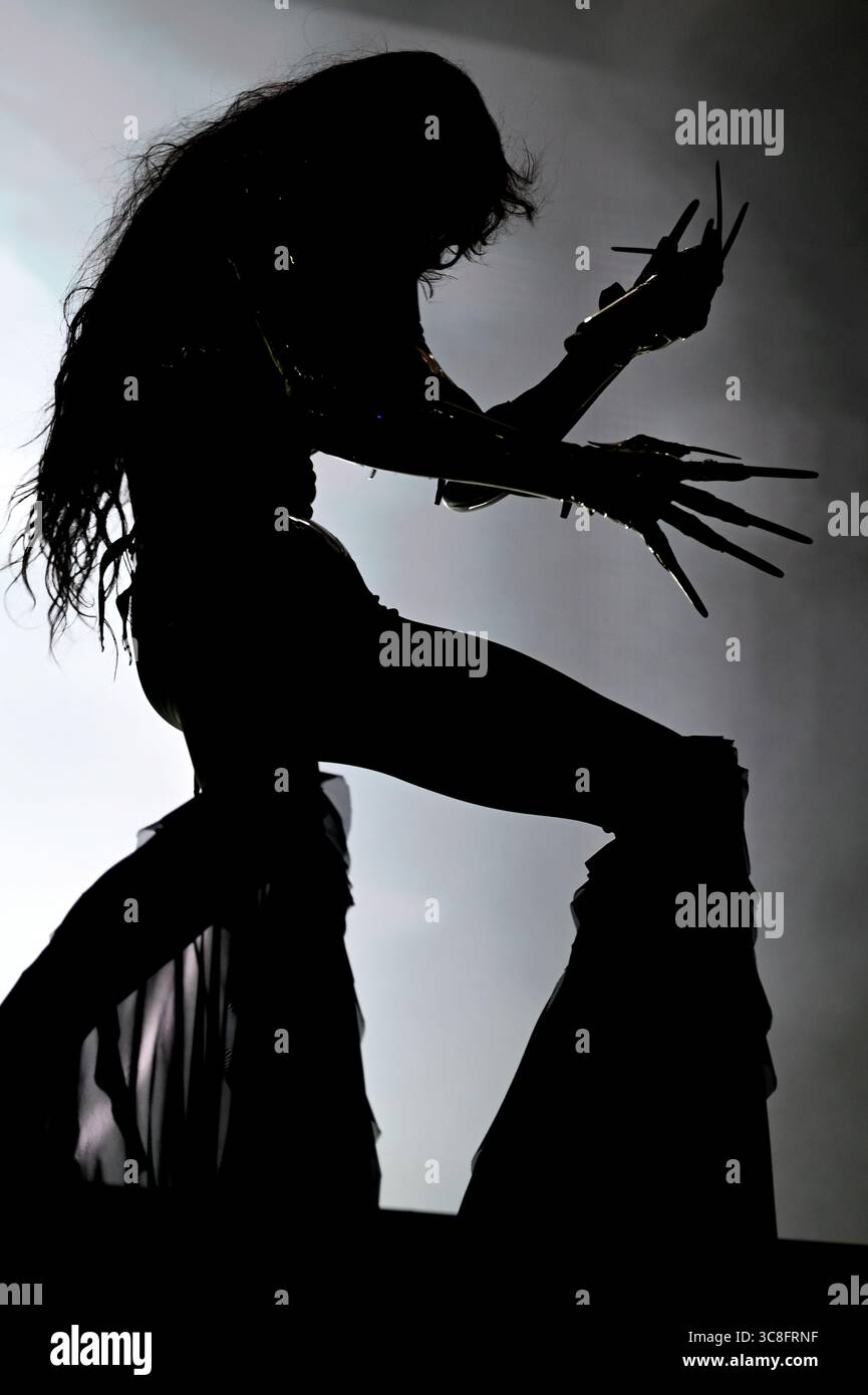 Sitges, Espagne. 03 août 2025. La chanteuse suédoise Lorine Zineb Nora Talhaoui vue lors de sa performance au CaixaBank Terramar Festival. Née le 16 octobre 1983 et connue professionnellement sous le nom de Loreen, elle est une chanteuse et compositrice suédoise. Elle est la deuxième personne et la seule chanteuse à remporter le concours Eurovision de la chanson deux fois en 2012 avec 'Euphoria' et en 2023 avec 'Tattoo'. Crédit : SOPA images Limited/Alamy Live News Banque D'Images