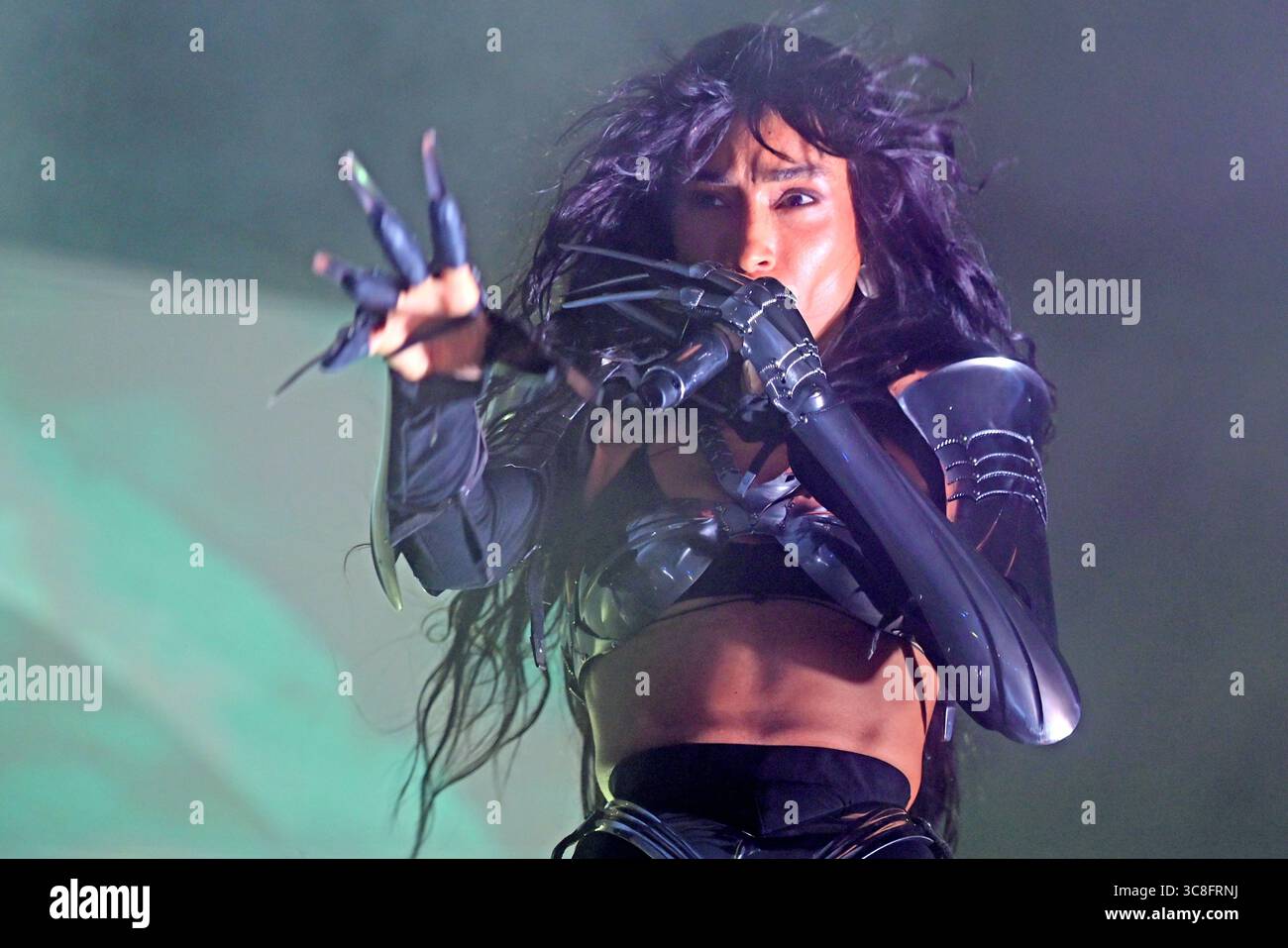 Sitges, Espagne. 03 août 2025. La chanteuse suédoise Lorine Zineb Nora Talhaoui vue lors de sa performance au CaixaBank Terramar Festival. Née le 16 octobre 1983 et connue professionnellement sous le nom de Loreen, elle est une chanteuse et compositrice suédoise. Elle est la deuxième personne et la seule chanteuse à remporter le concours Eurovision de la chanson deux fois en 2012 avec 'Euphoria' et en 2023 avec 'Tattoo'. Crédit : SOPA images Limited/Alamy Live News Banque D'Images