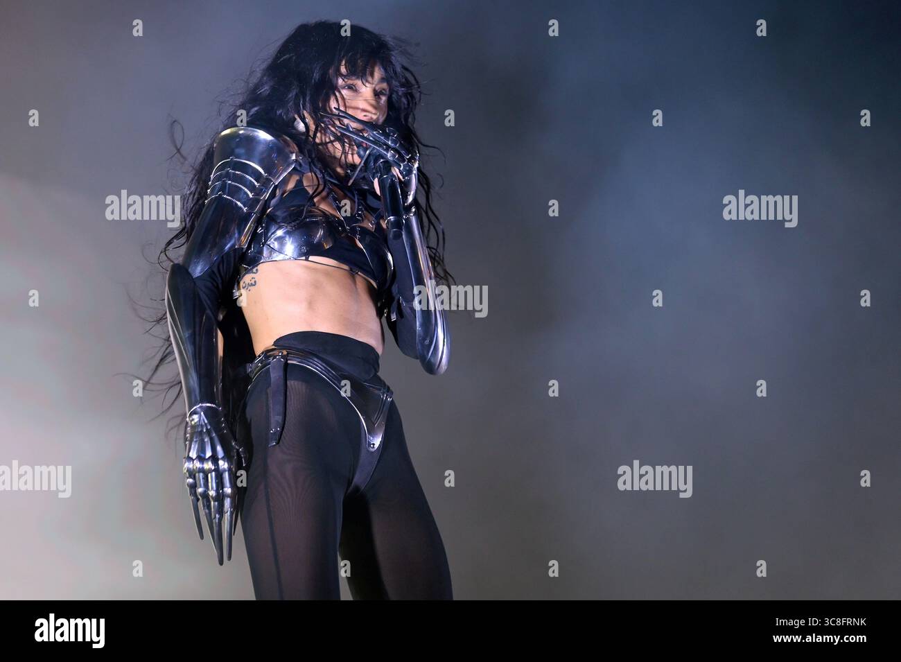 Sitges, Espagne. 03 août 2025. La chanteuse suédoise Lorine Zineb Nora Talhaoui vue lors de sa performance au CaixaBank Terramar Festival. Née le 16 octobre 1983 et connue professionnellement sous le nom de Loreen, elle est une chanteuse et compositrice suédoise. Elle est la deuxième personne et la seule chanteuse à remporter le concours Eurovision de la chanson deux fois en 2012 avec 'Euphoria' et en 2023 avec 'Tattoo'. Crédit : SOPA images Limited/Alamy Live News Banque D'Images